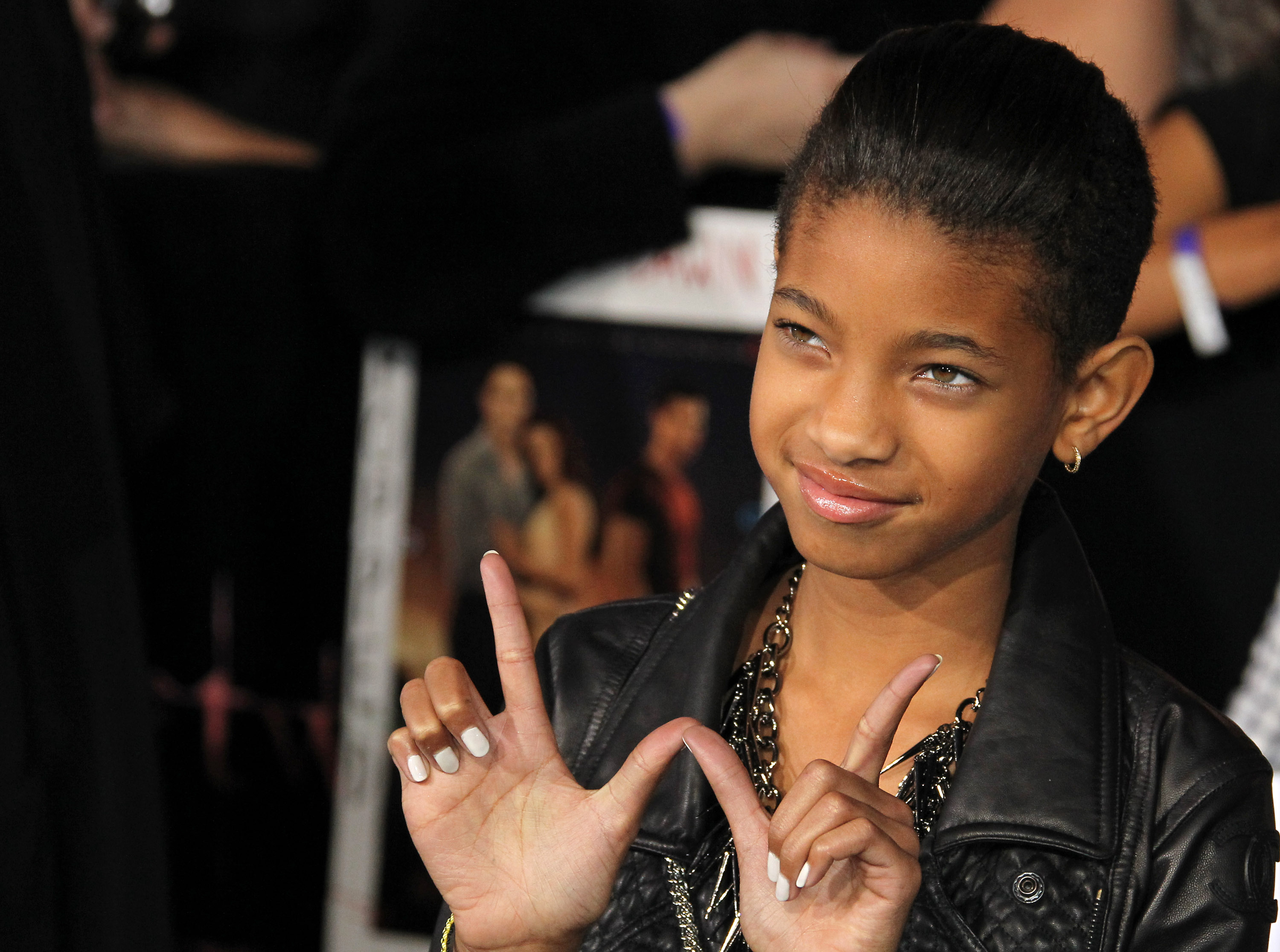 Willow Smith raising her fingers