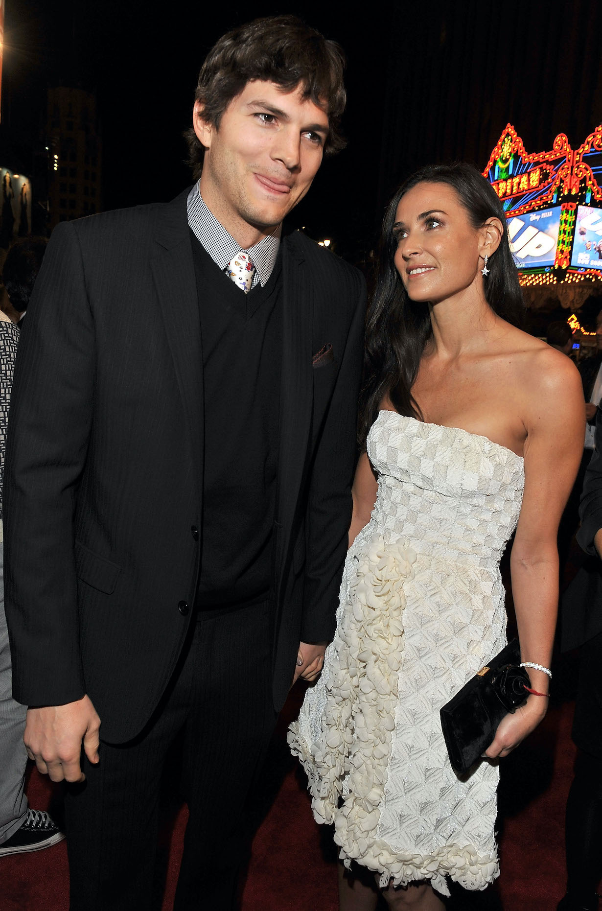 Ashton Kutcher and  Demi Moore arrive at the "Valentine's Day" Los Angeles Premiere at Grauman's Chinese Theatre
