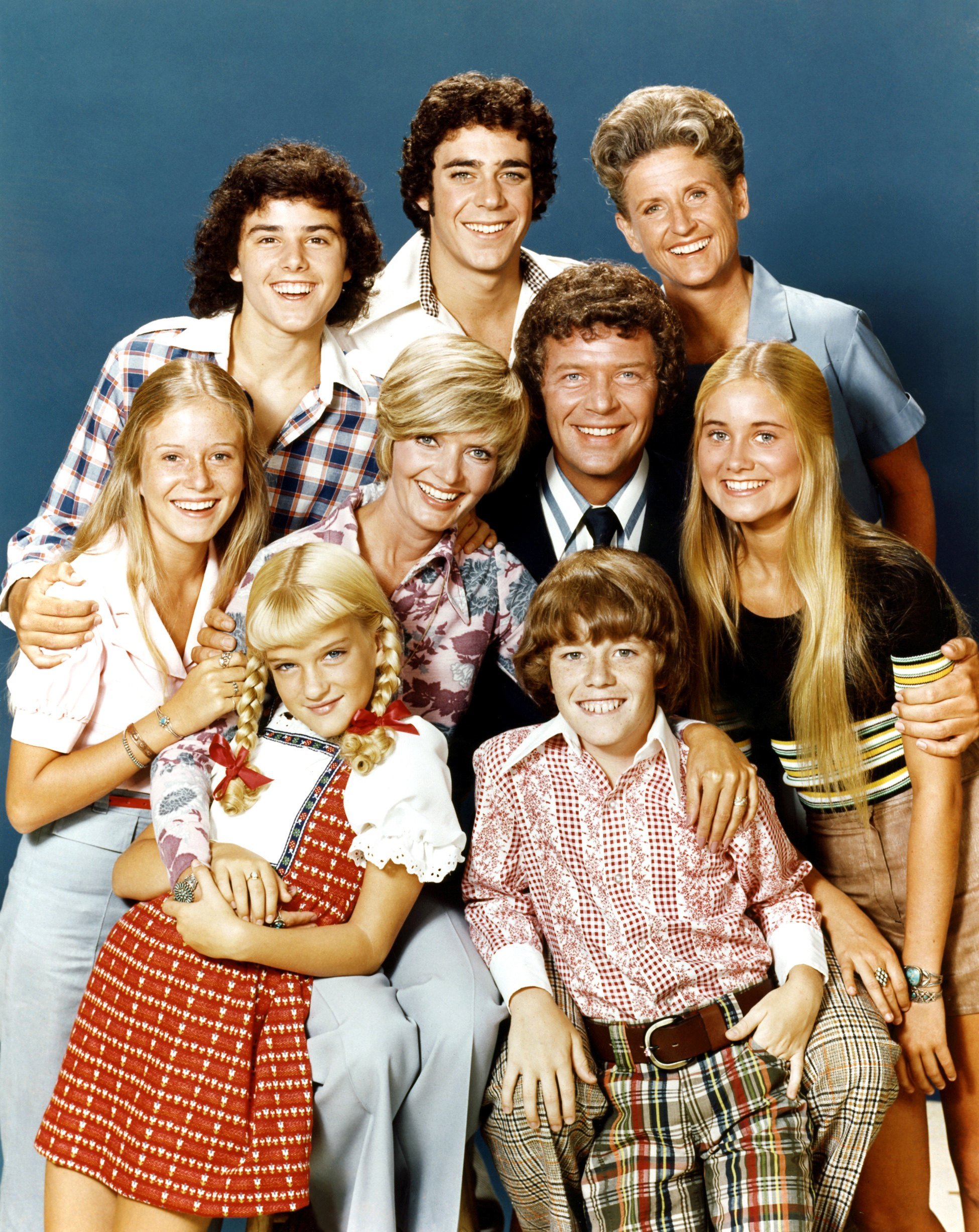 Cast of 'The Brady Bunch' | Christopher Knight, Barry Williams, Ann B. Davis; middle row: Eve Plumb, Florence Henderson, Robert Reed, Maureen McCormick; bottom row: Susan Olsen, Mike Lookinland