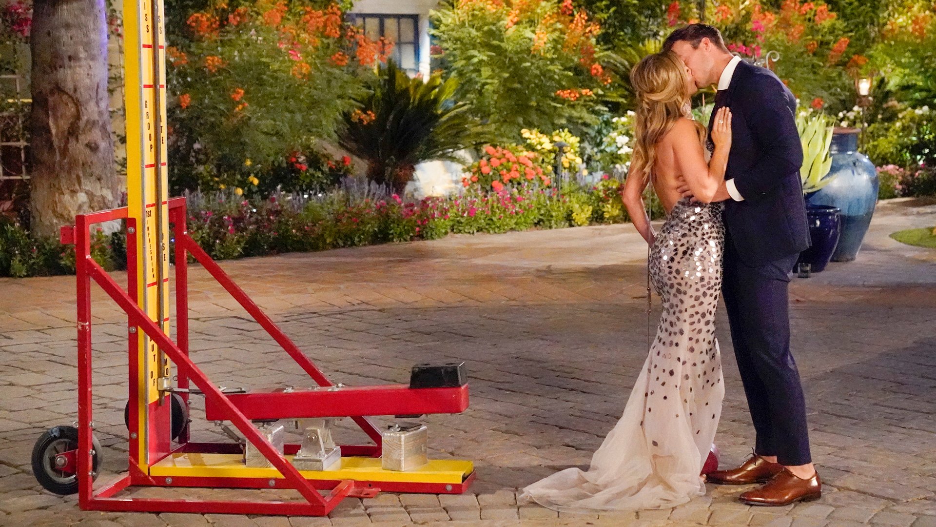 Clare Crawley and Ben Smith kissing on 'The Bachelorette' premiere