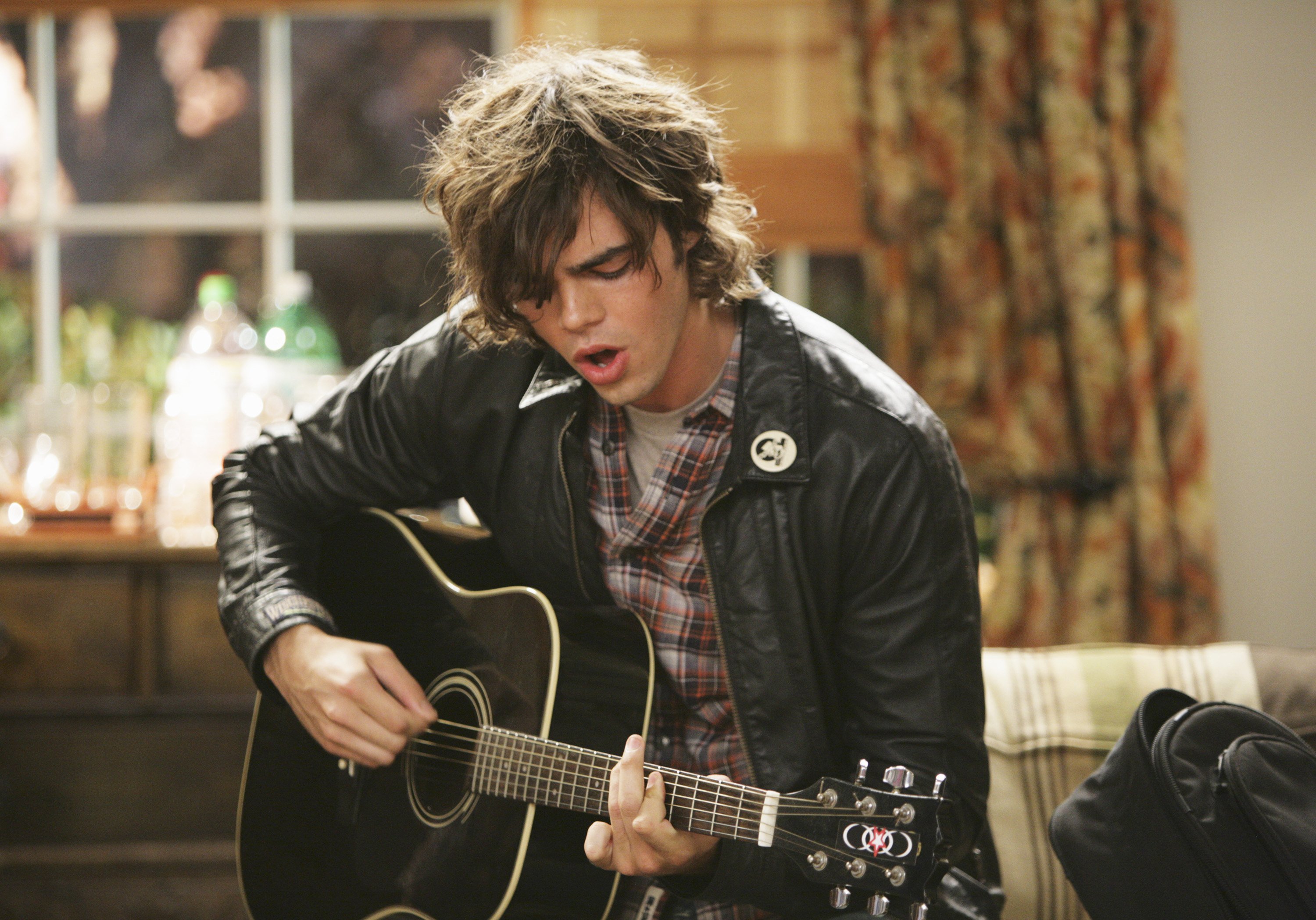 Claire and Mitchell's mother, Dede, drops in for a surprise visit on 'Modern Family'