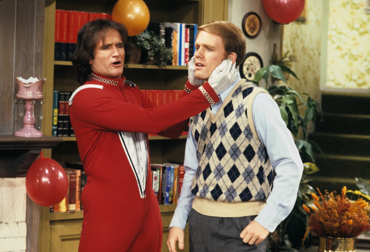 Robin Williams and Ron Howard in a scene from 'Happy Days,' 1978