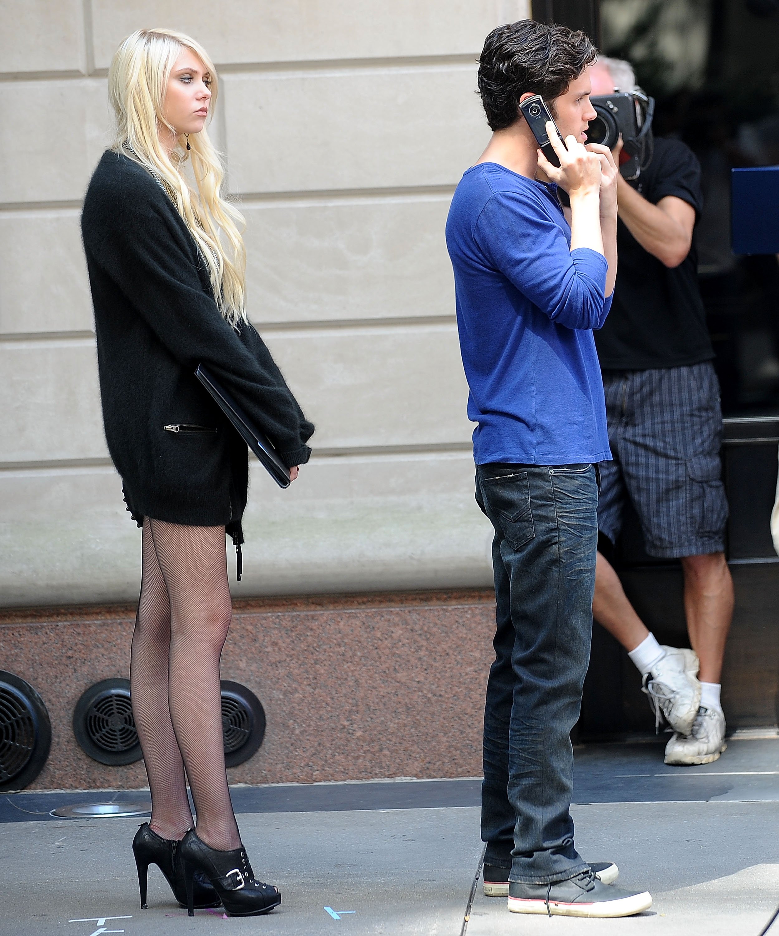 Taylor Momsen and Penn Badgley on the set of 'Gossip Girl'