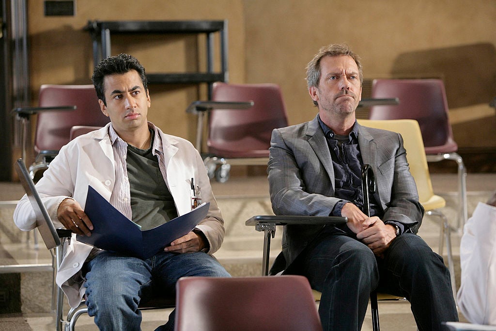 (L-R) Kal Penn as Dr. Lawrence Kutner Hugh Laurie as Dr. Greg House sitting in a classroom