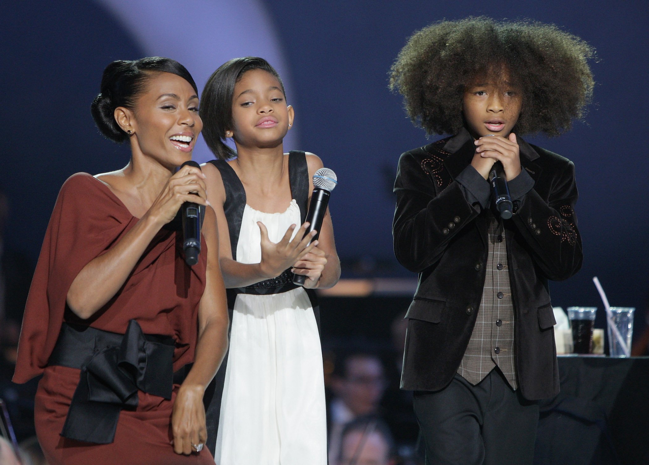 Jada Pinkett Smith, Jaden Smith, and Willow Smith sing on stage