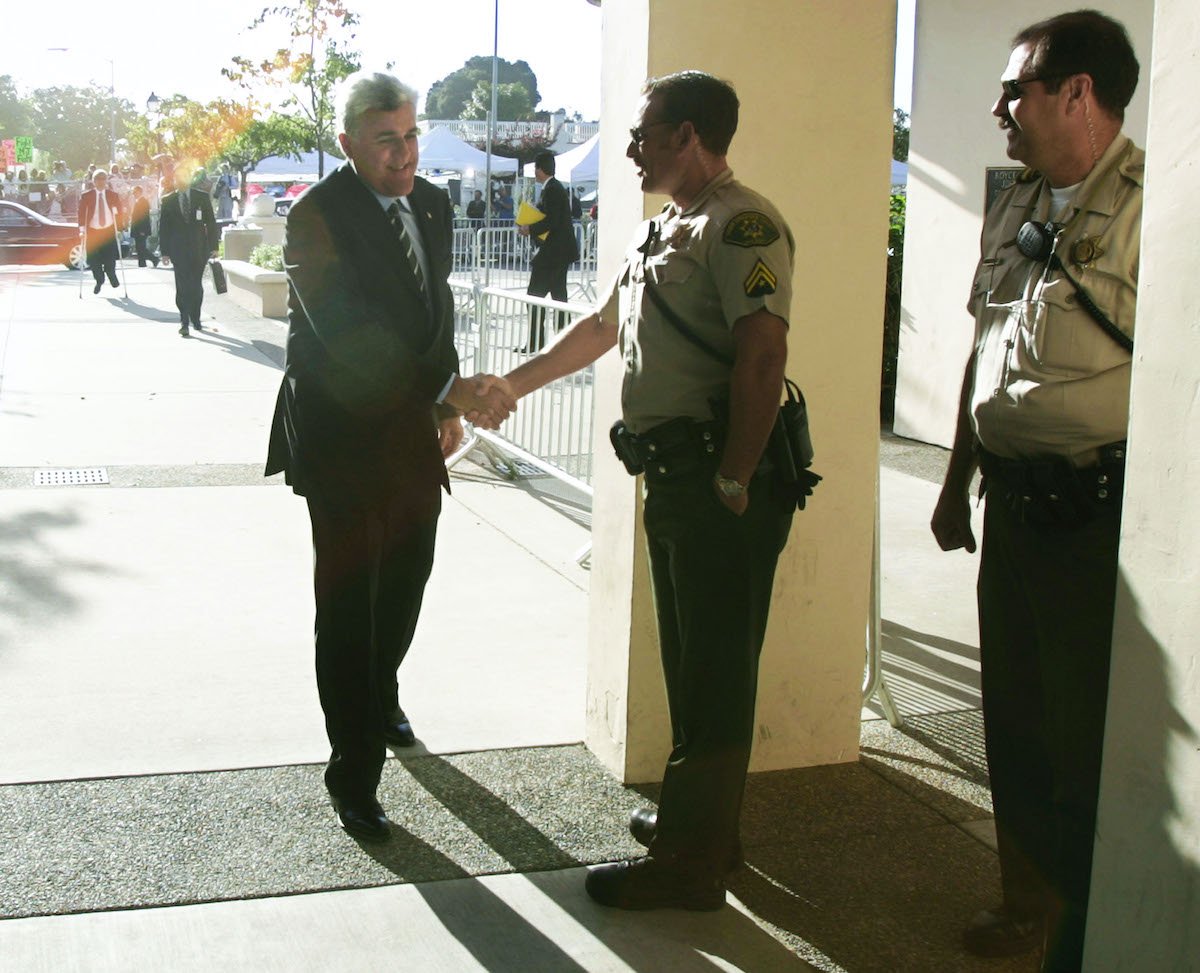 Jay Leno shakes hands with Santa Barbara County Deputy