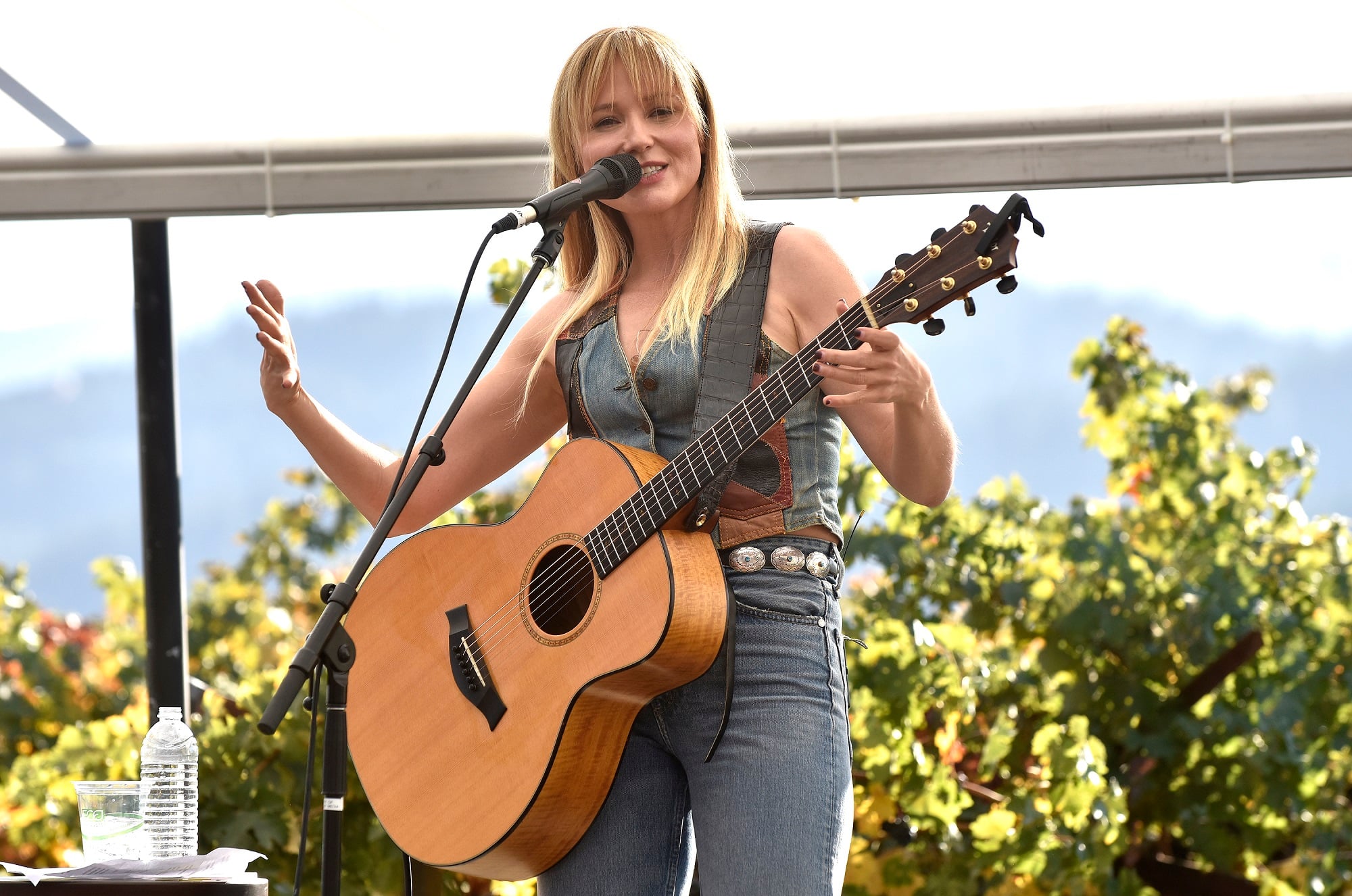 Jewel Shares the Heartbreaking Things She Witnessed Singing in Bars