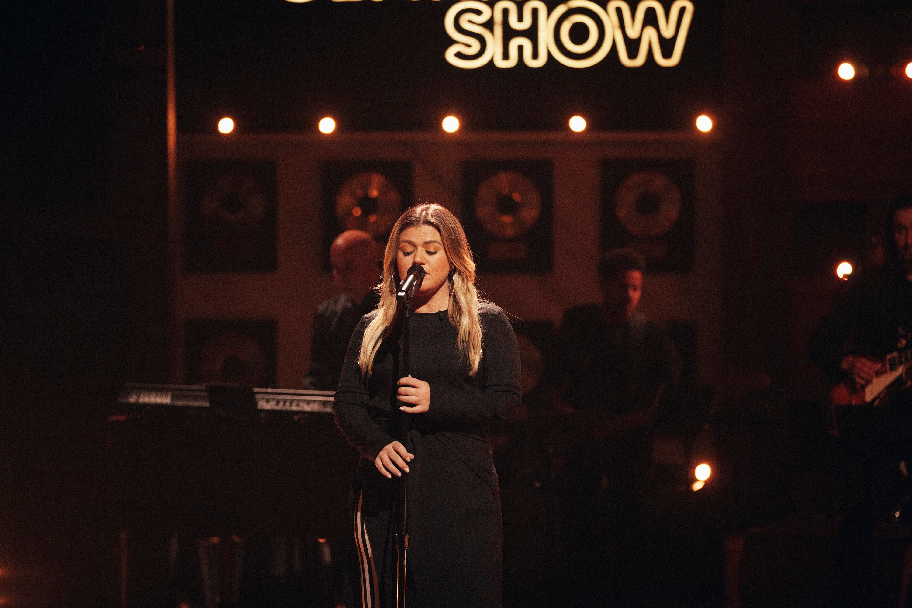 Kelly Clarkson appears on stage at 'The Kelly Clarkson Show' 