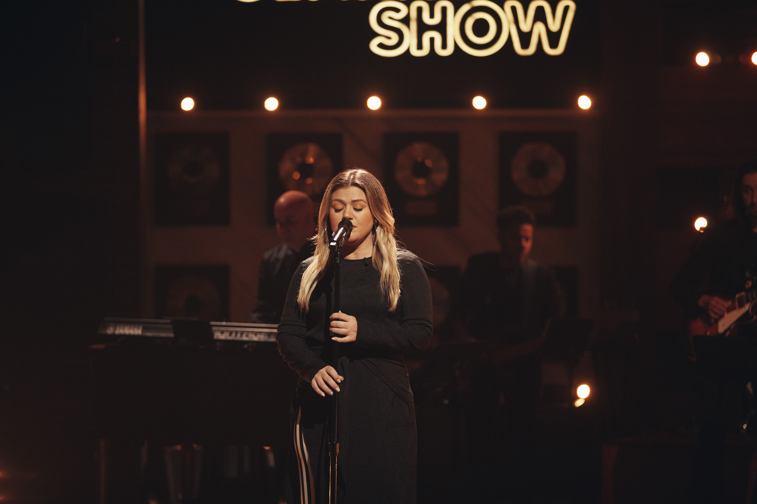 Kelly Clarkson appears on stage at 'The Kelly Clarkson Show' 