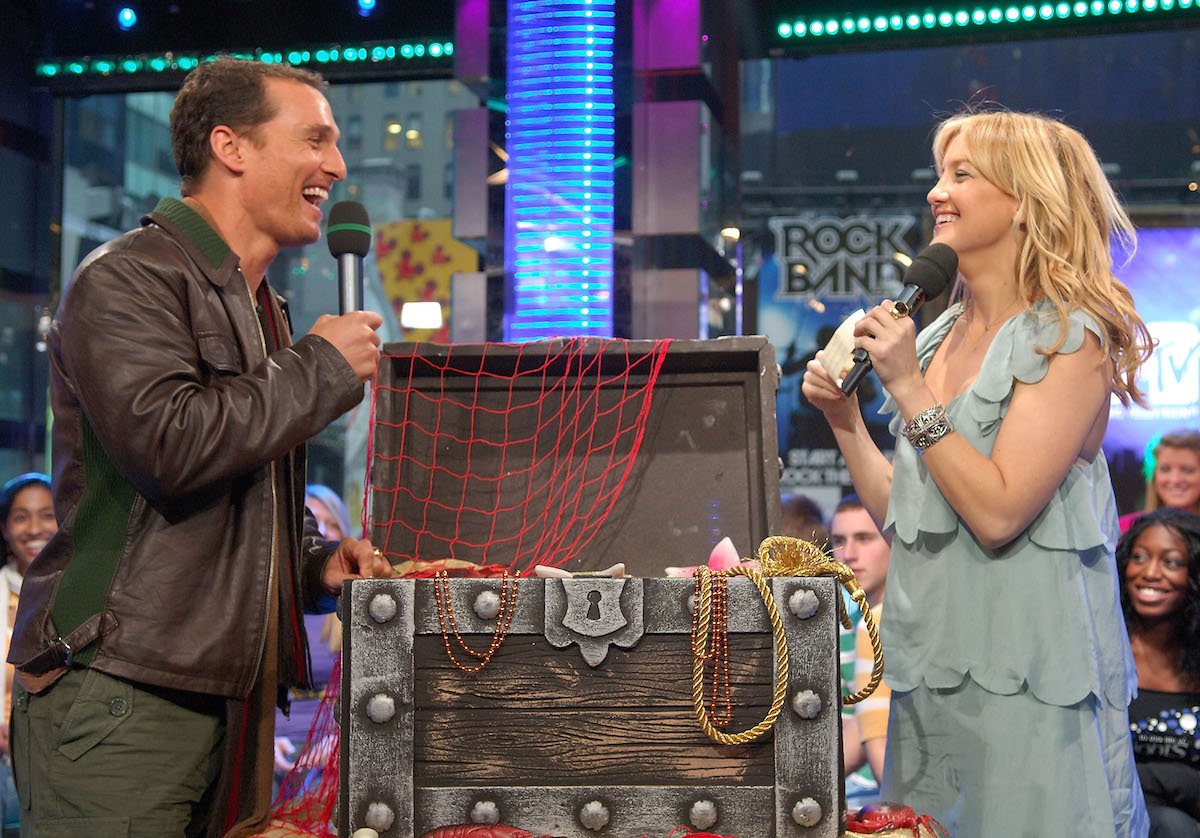 Matthew McConaughey and Kate Hudson play a TRL treasure game