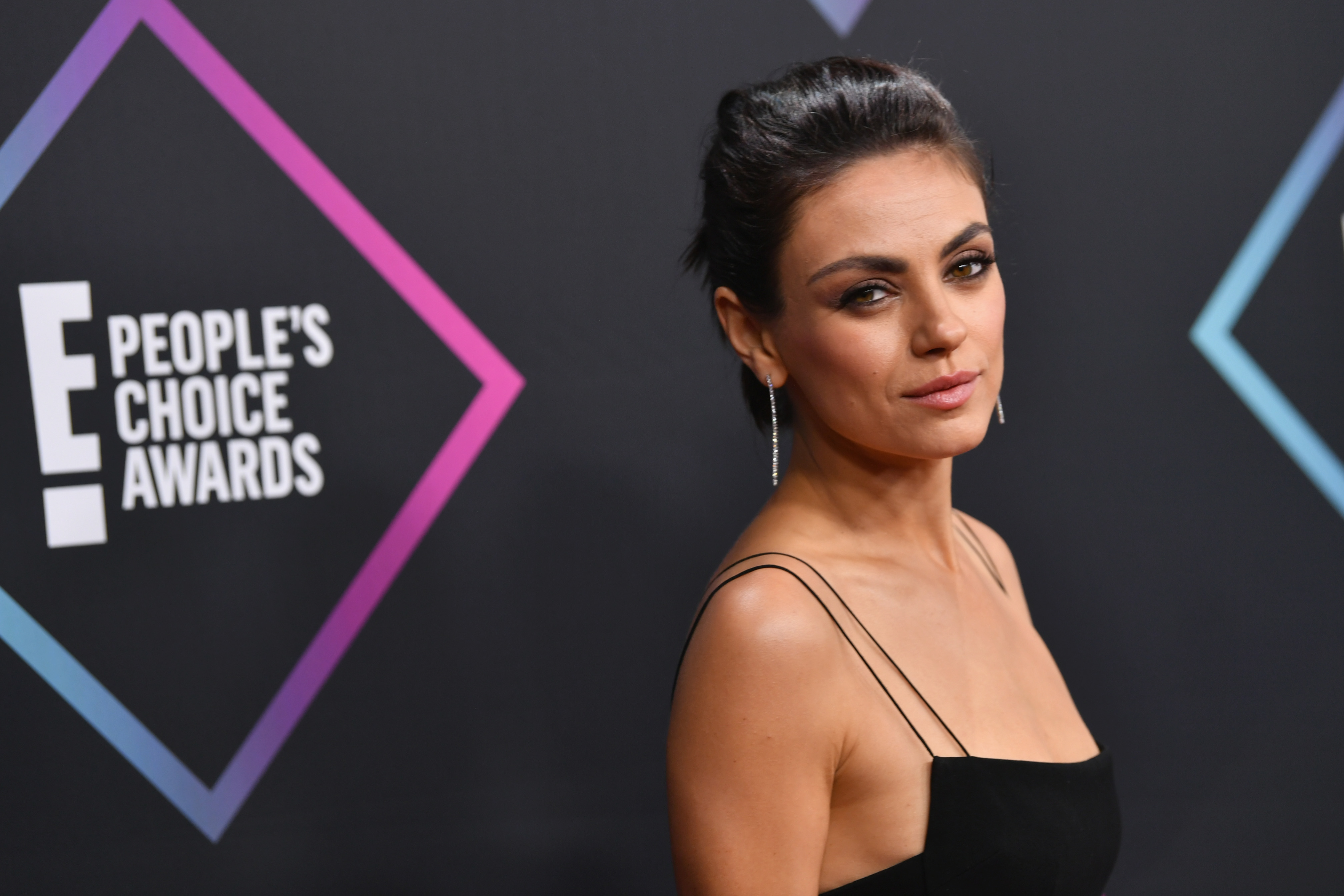 Mila Kunis arrives to the 2018 E! People's Choice Awards
