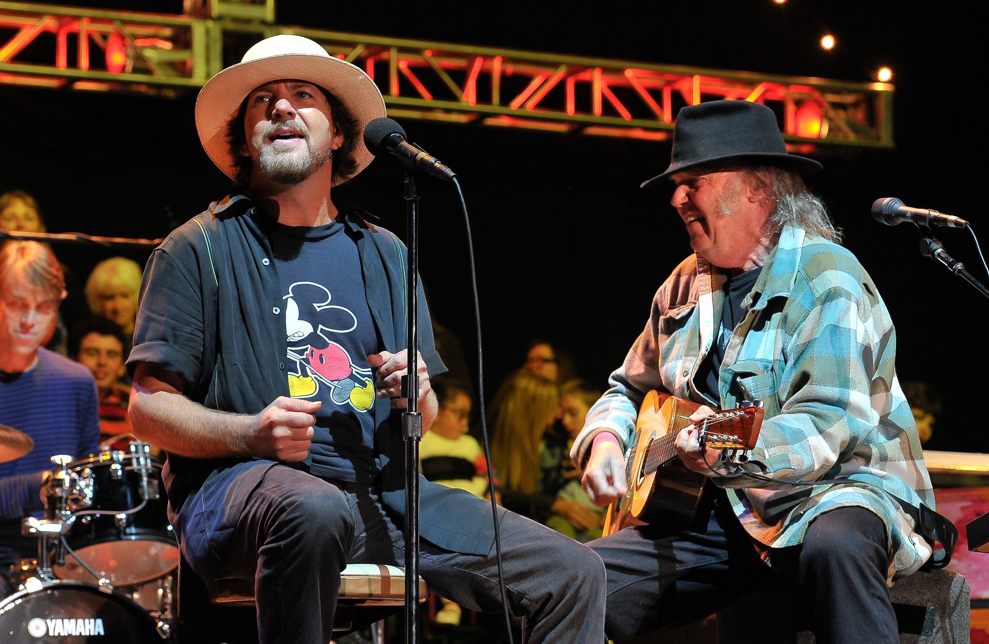 Pearl Jam Singer Eddie Vedder Remembers the Advice Neil Young Gave Him ...