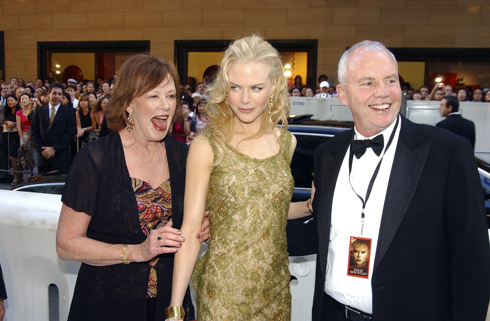 (L-R) Janelle Kidman, actress Nicole Kidman, and her father Antony Kidman arrive for the Australian premiere of the film 'Cold Mountain' 