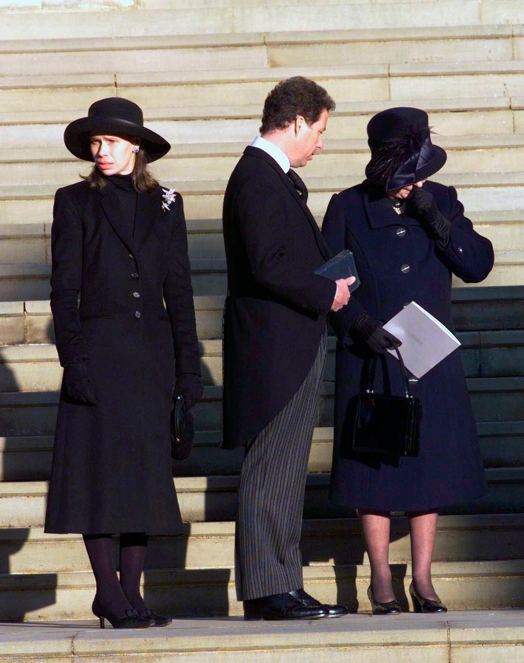 Queen Elizabeth II grieves as she stands next to Princess Margaret's children Lady Sarah Chatto And Lord Linley (viscount David Linley)