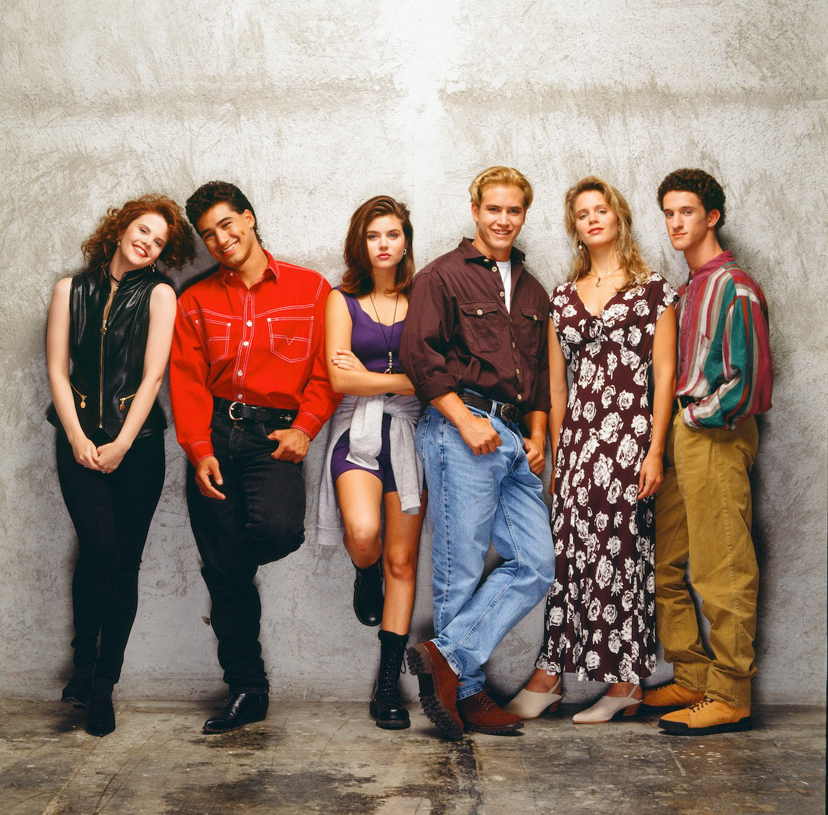 Kiersten Warren as Alex Tabor, Mario Lopez as Albert Clifford 'A.C.' Slater, Tiffani Thiessen as Kelly Kapowski, Mark-Paul Gosselaar as Zachary 'Zack' Morris, Anne Tremko as Leslie Burke, Dustin Diamond as Samuel 'Screech' Powers