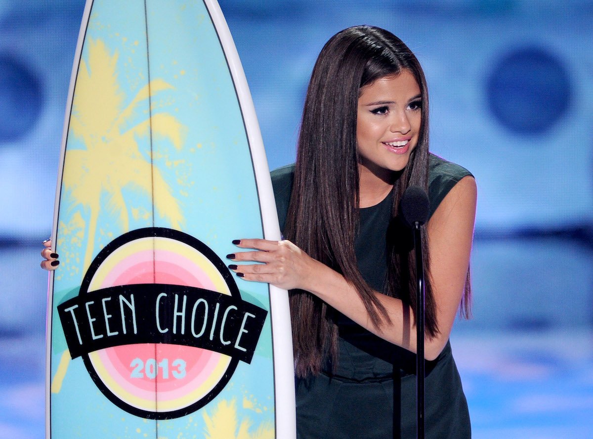 Singer Selena Gomez accepts the Choice Break-up Song award at the Teen Choice Awards 2013