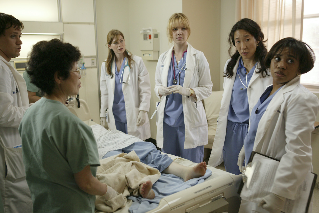T.R. Knight, Ellen Pompeo, Katherine Heigl, Sandra Oh, and Chandra Wilson in the 'Grey's Anatomy' pilot