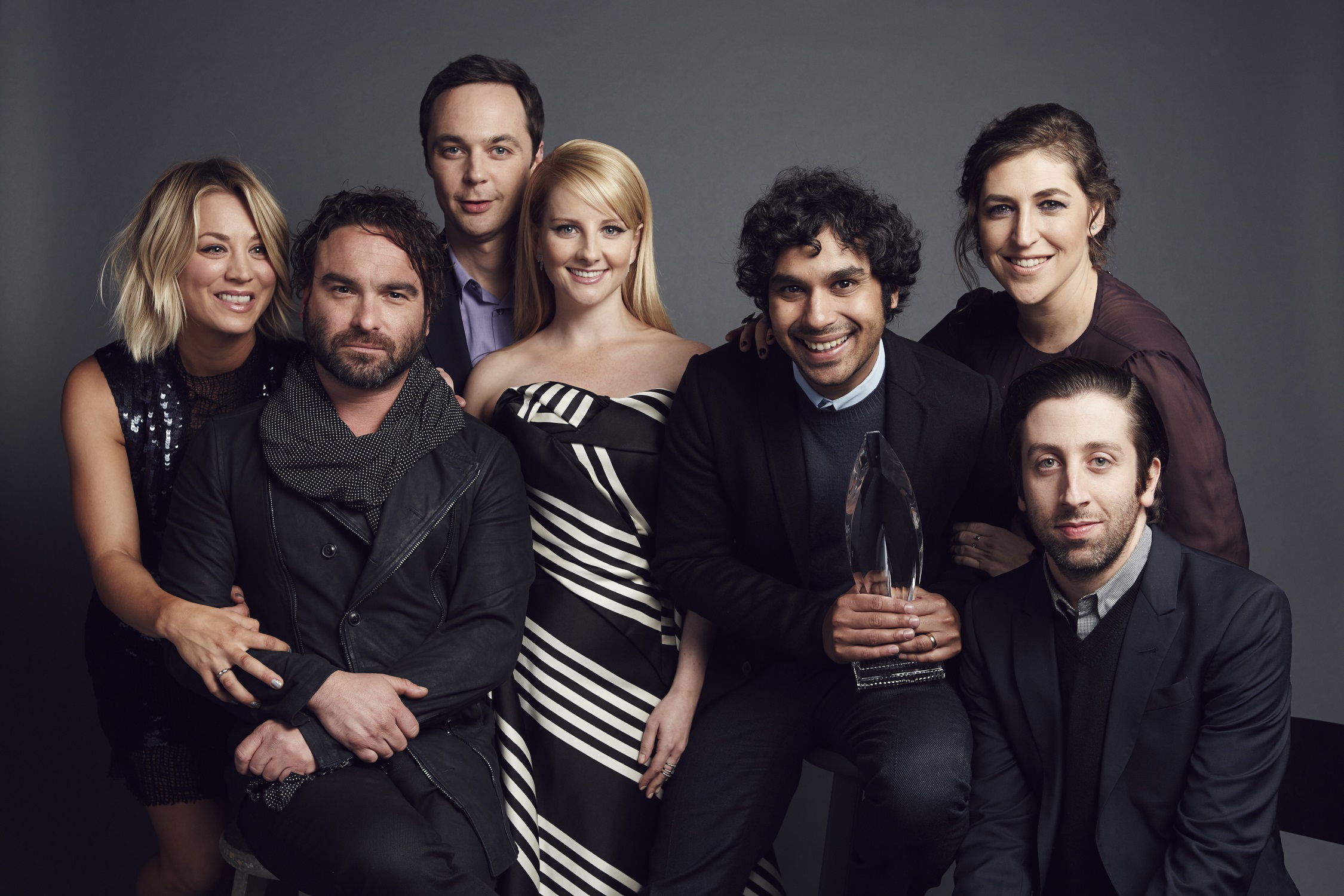 Kaley Cuoco, Johnny Galecki, Jim Parsons, Melissa Rauch, Kunal Nayyar,, Mayim Bialik and Simon Helberg pose for a cast photo