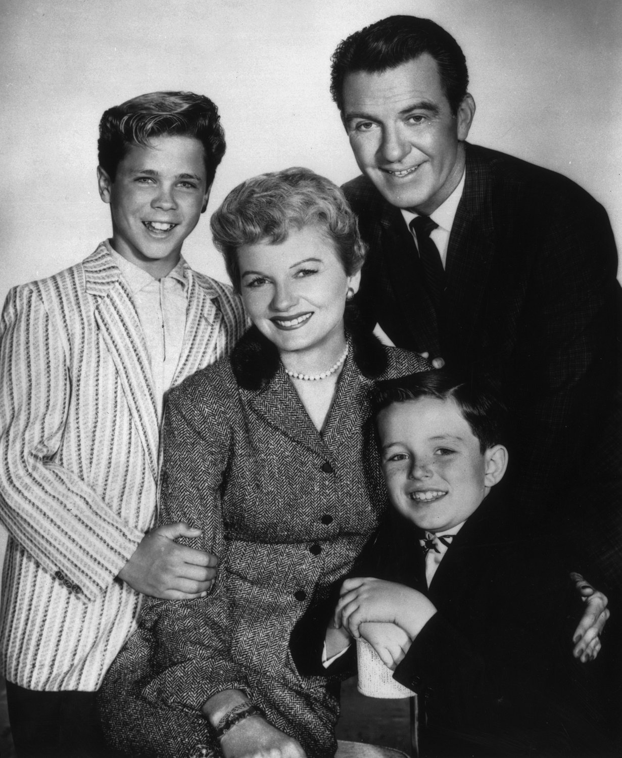 Tony Dow, Hugh Beaumont,  Jerry Mathers, and Barbara Billingsley pose together in a promotional portrait for 'Leave It to Beaver'