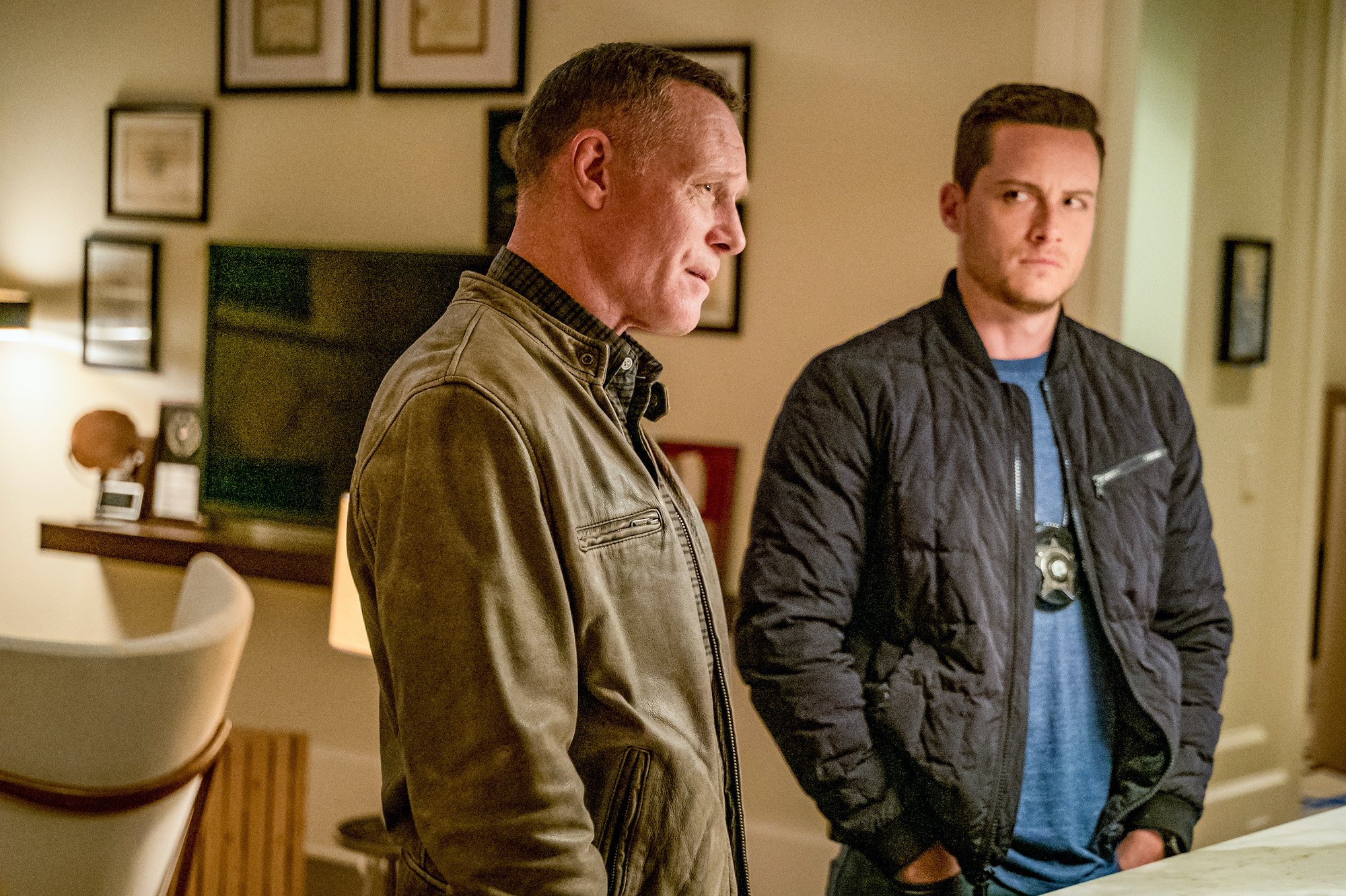 Jason Beghe as Sgt. Hank Voight, Jesse Lee Soffer as Det. Jay Halstead