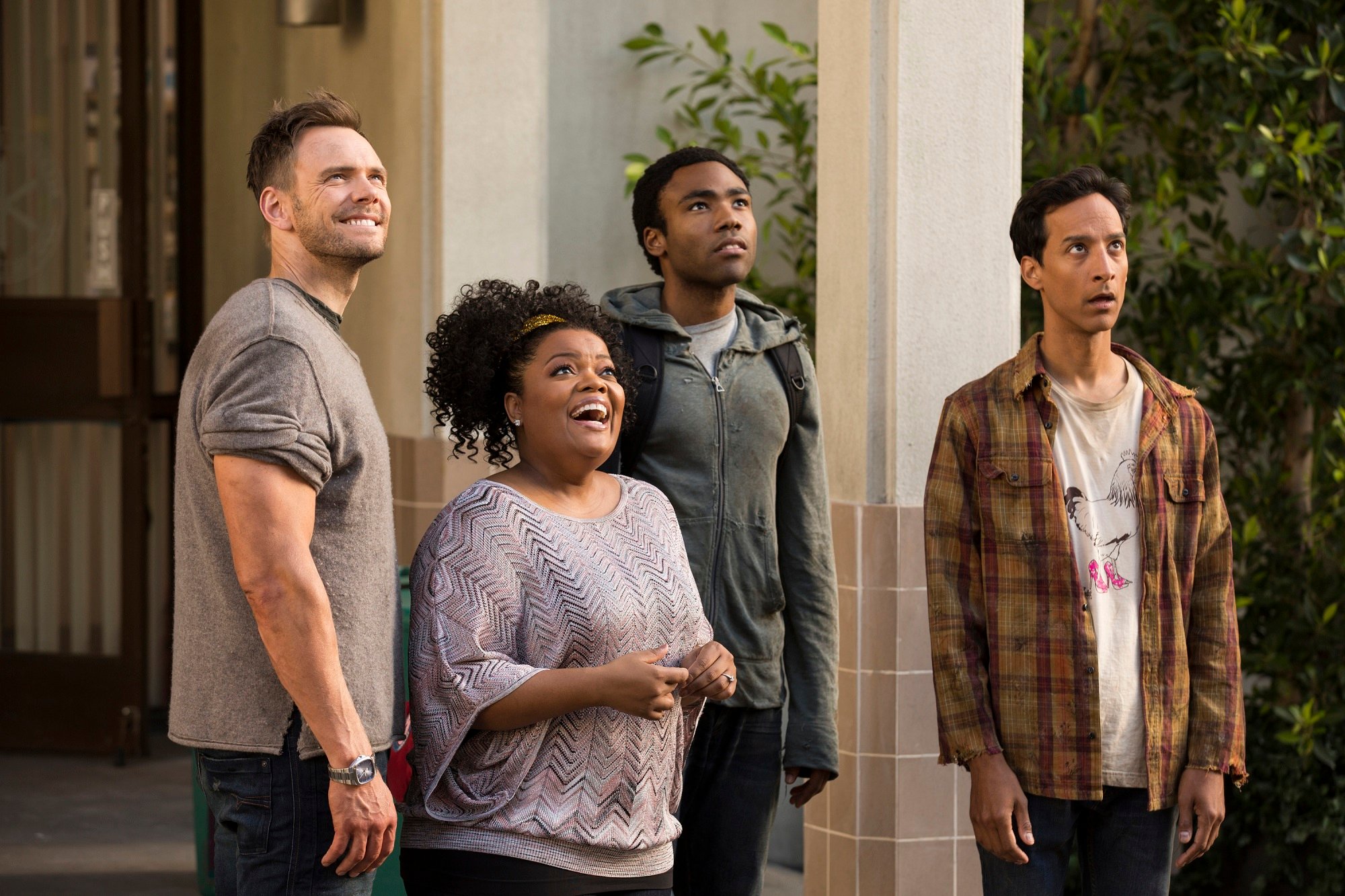 (l-r) Joel McHale as Jeff, Yvette Nicole Brown as Shirley, Donald Glover as Troy, Danny Pudi as Abed