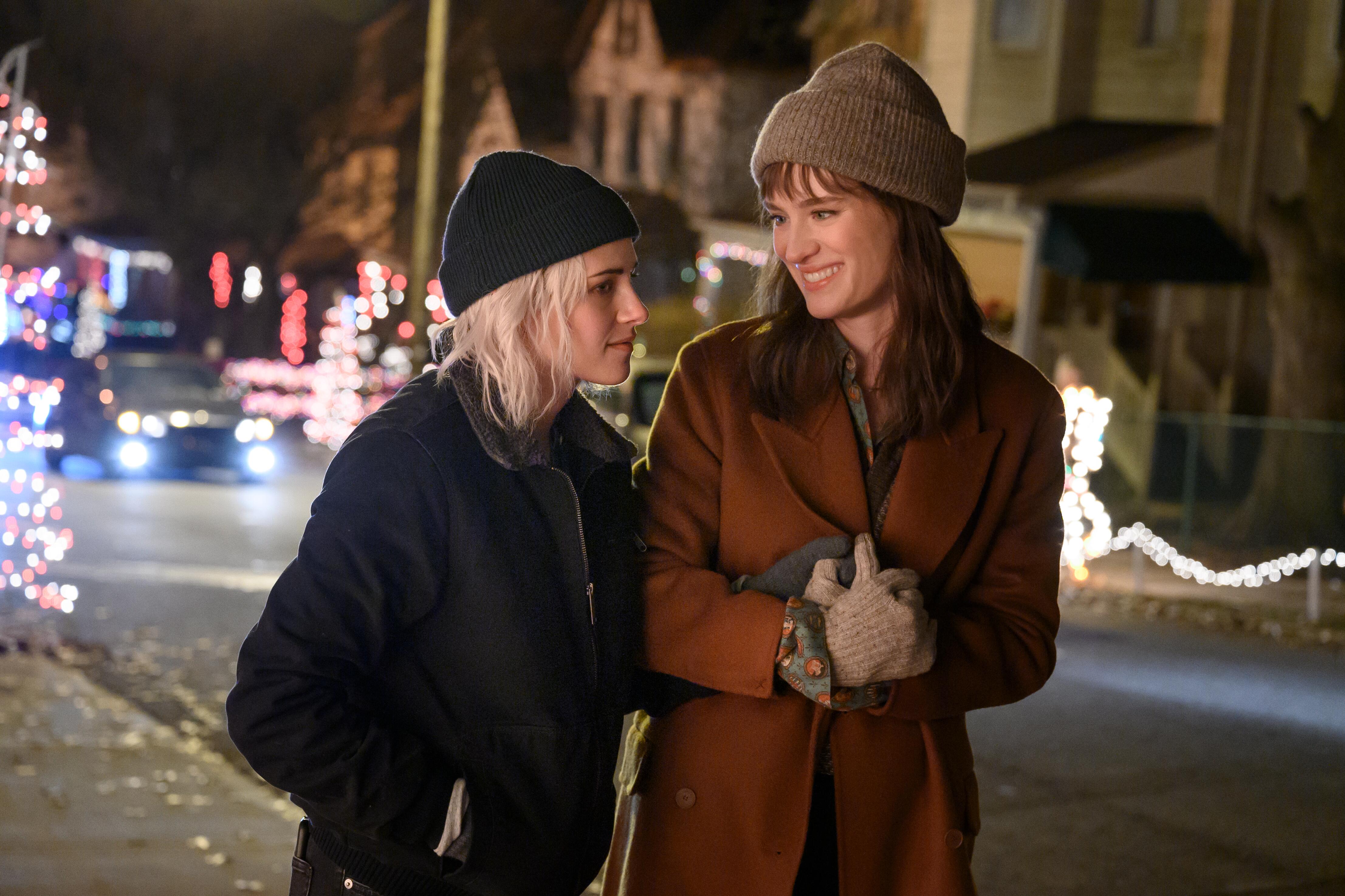 Abby (Kristen Stewart) and Harper (Mackenzie Davis) in 'Happiest Season'