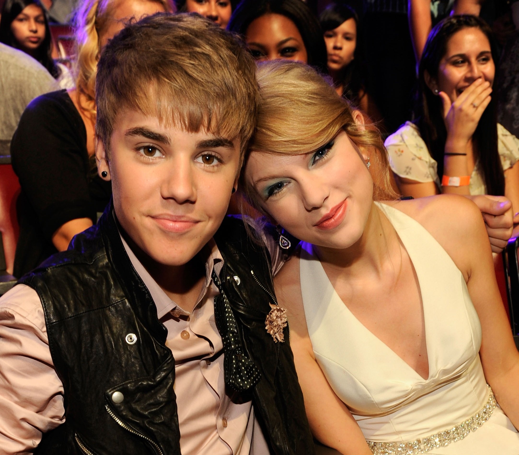 Justin Bieber and Taylor Swift attend the 2011 Teen Choice Awards at on August 7, 2011 in Universal City, California.