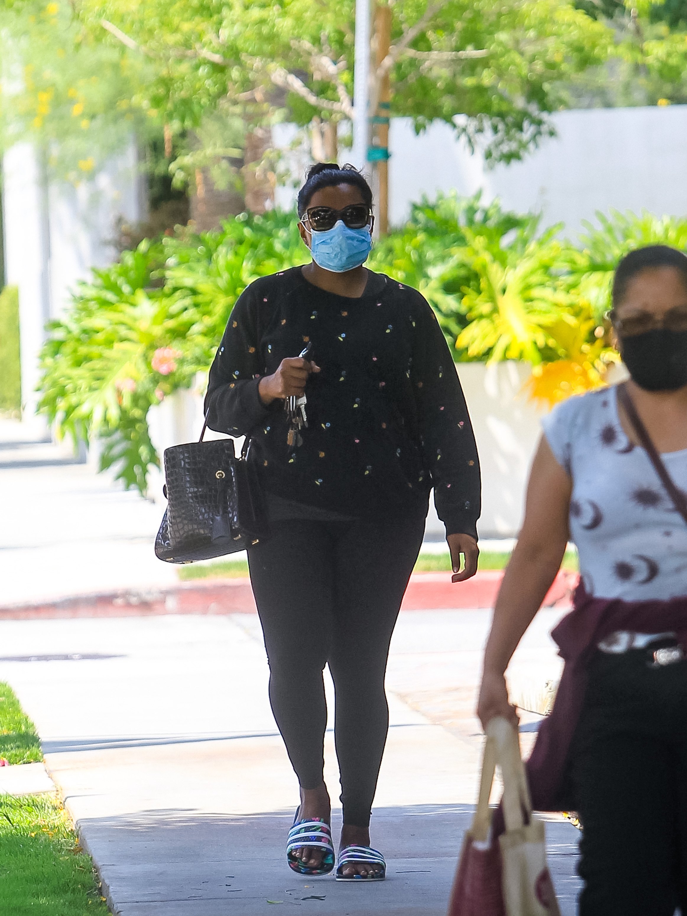 Pregnant Mindy Kaling wearing a mask