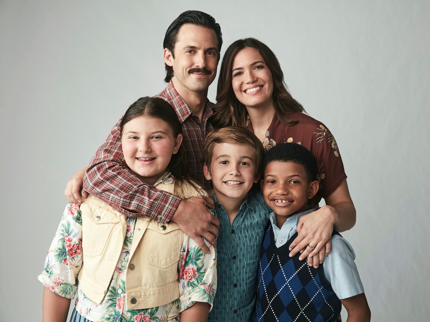 Milo Ventimiglia as Jack, Mandy Moore as Rebecca, Mackenzie Hancsicsak as Kate, Parker Bates as Kevin, Lonnie Chavis as Randall on This Is Us