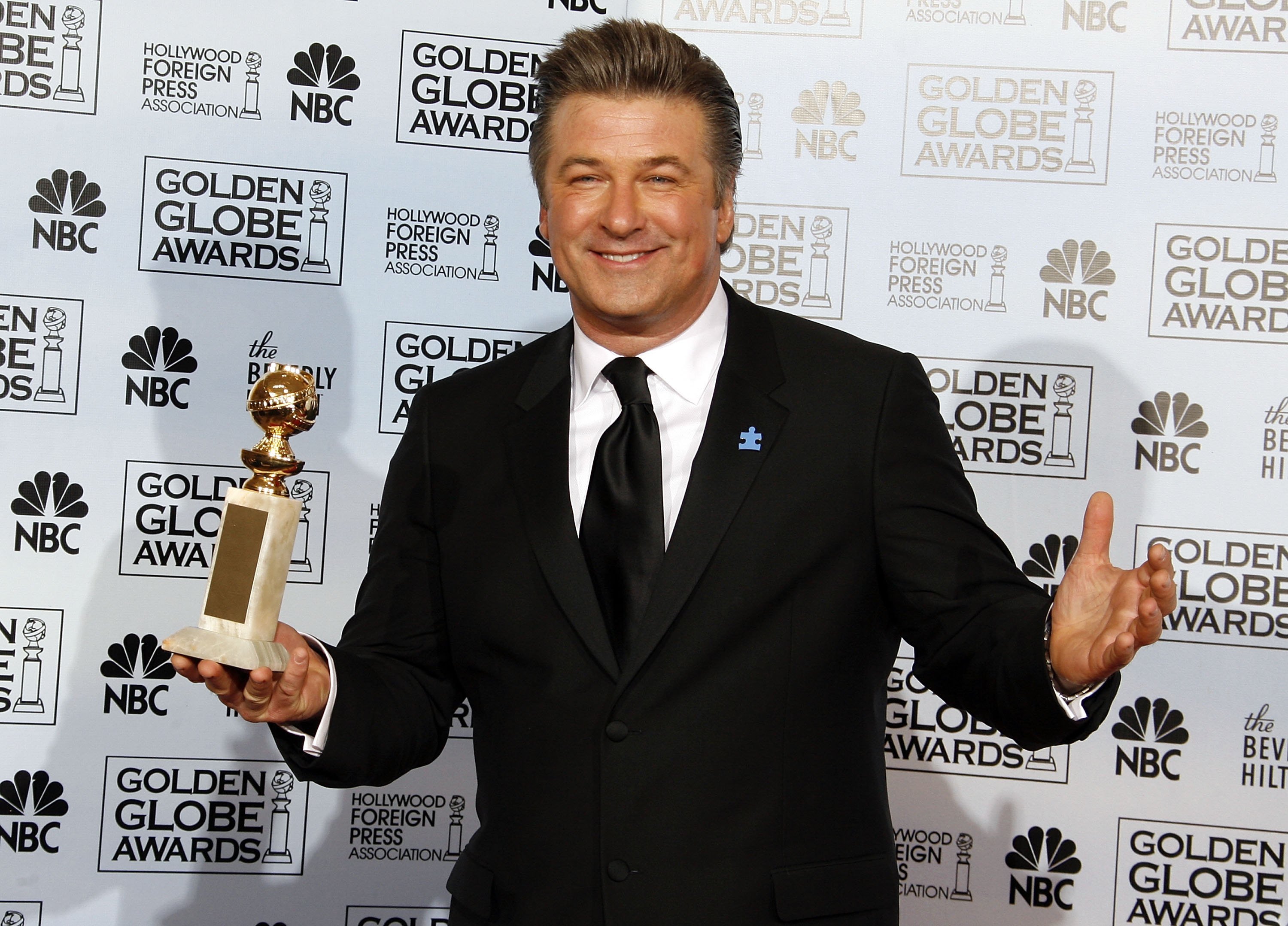 Alec Baldwin posing with his Golden Globe Award