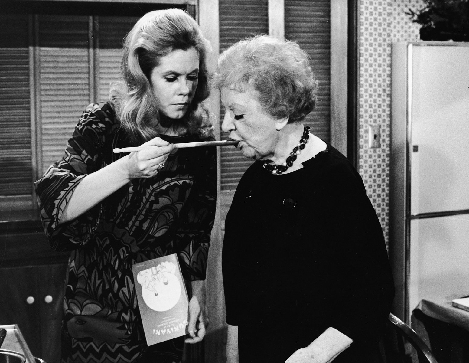 Samantha Stevens and Aunt Clara in 'Bewitched' 