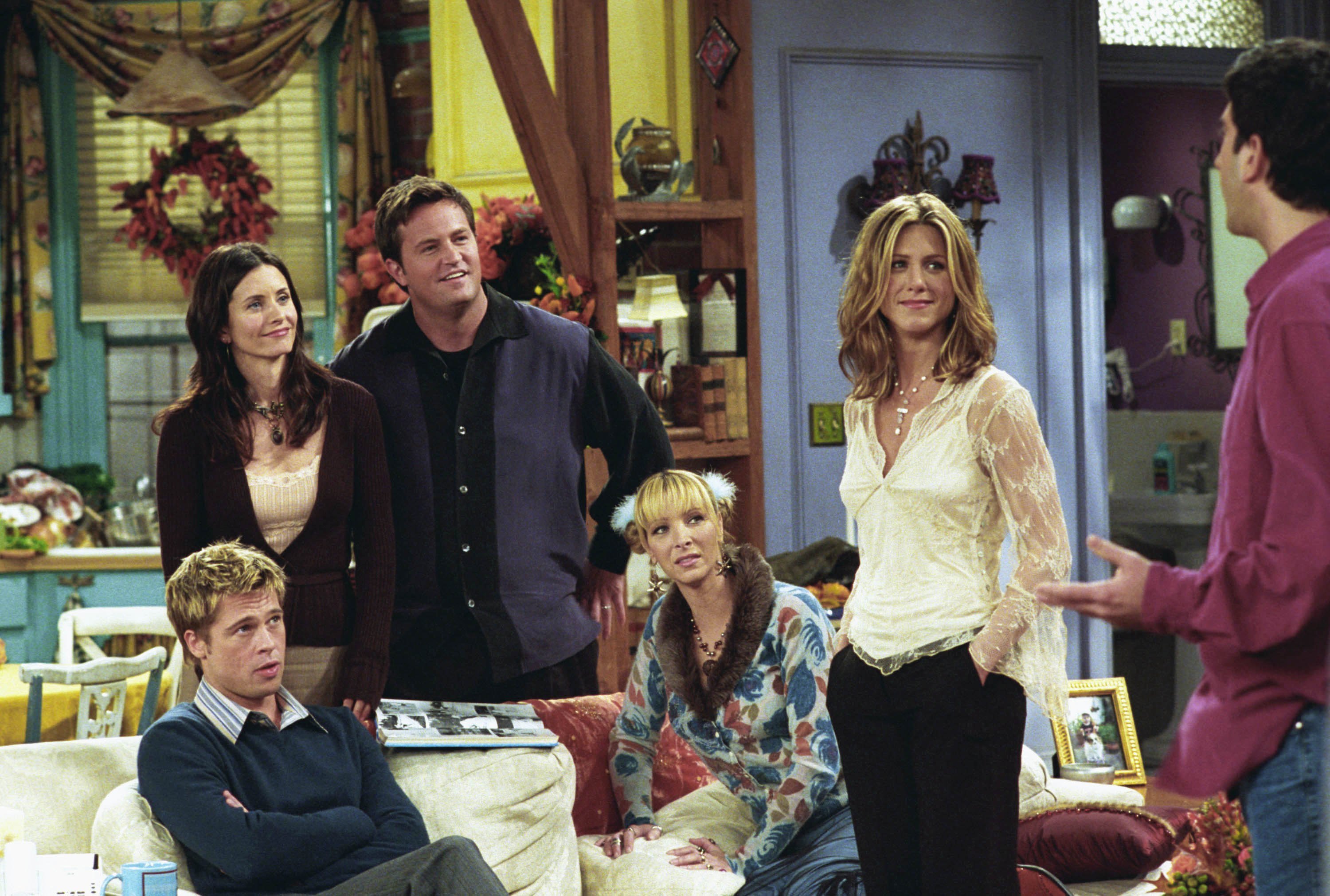Brad Pitt, Courteney Cox, Matthew Perry, Lisa Kudrow, Jennifer Aniston, and David Schwimmer on 'Friends'