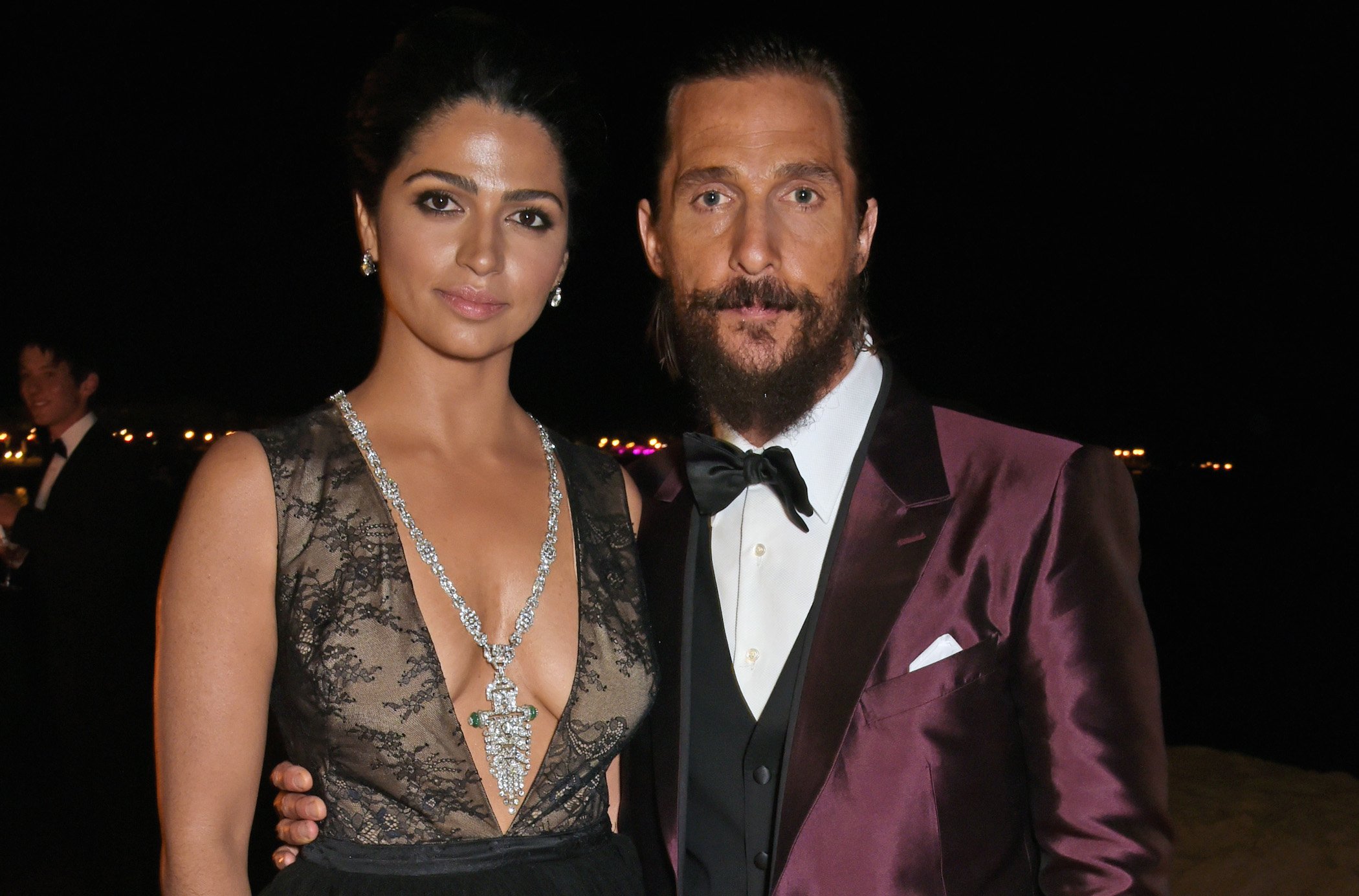 Camila Alves (L) and Matthew McConaughey