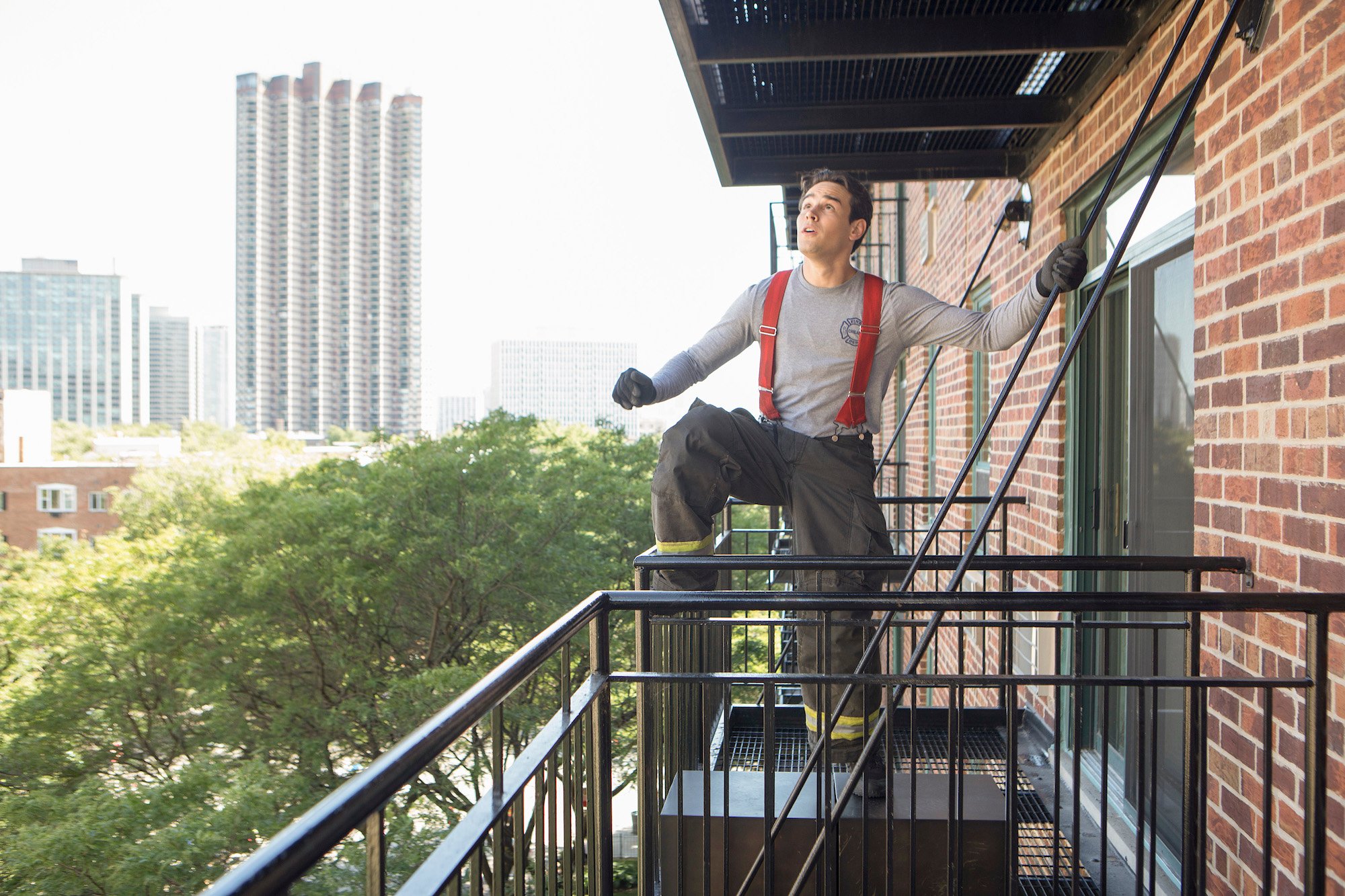 Alberto Rosende as Blake Gallo climbing on a fire escape