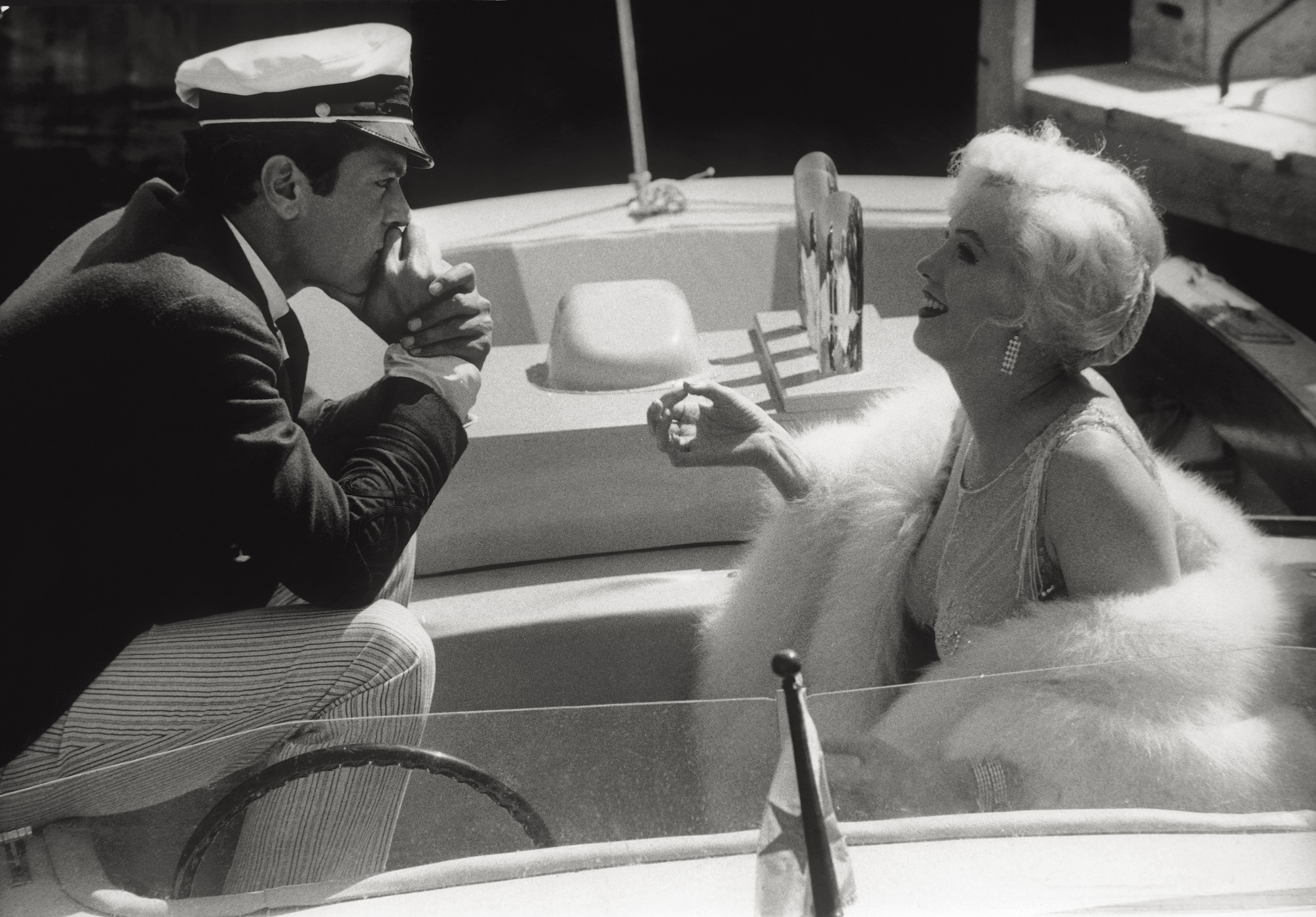 Tony Curtis and Marilyn Monroe film a scene for 'Some Like It Hot'