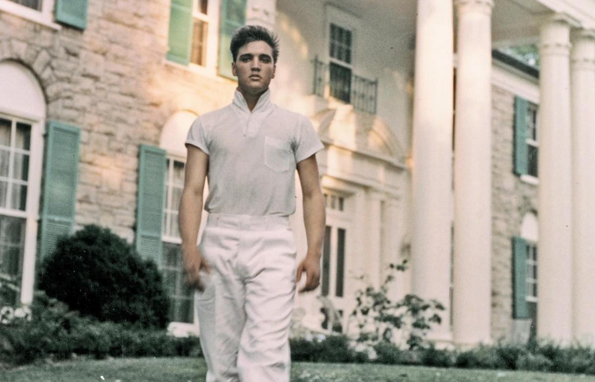 Rock and roll singer Elvis Presley strolls the grounds of his Graceland estate circa 1957 | Michael Ochs Archives/Getty Images