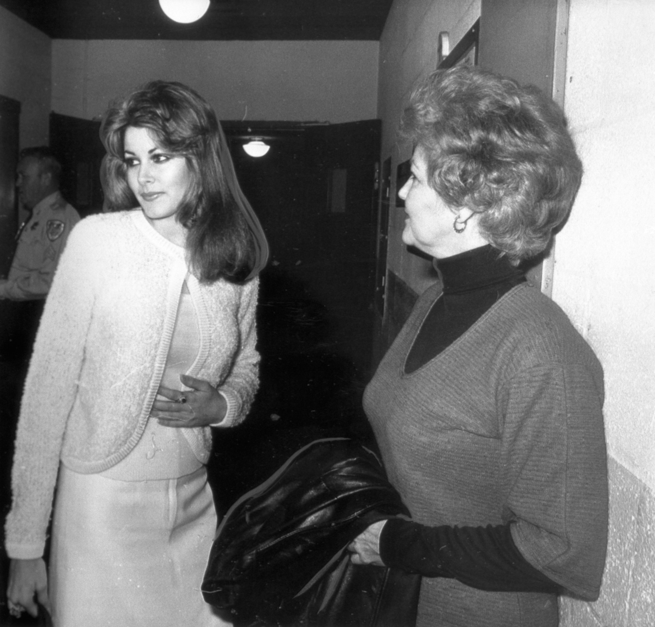 Ginger Alden (L), Elvis Presley's former girlfriend, is shown with her mother, Jo Alden, outside the courtroom 