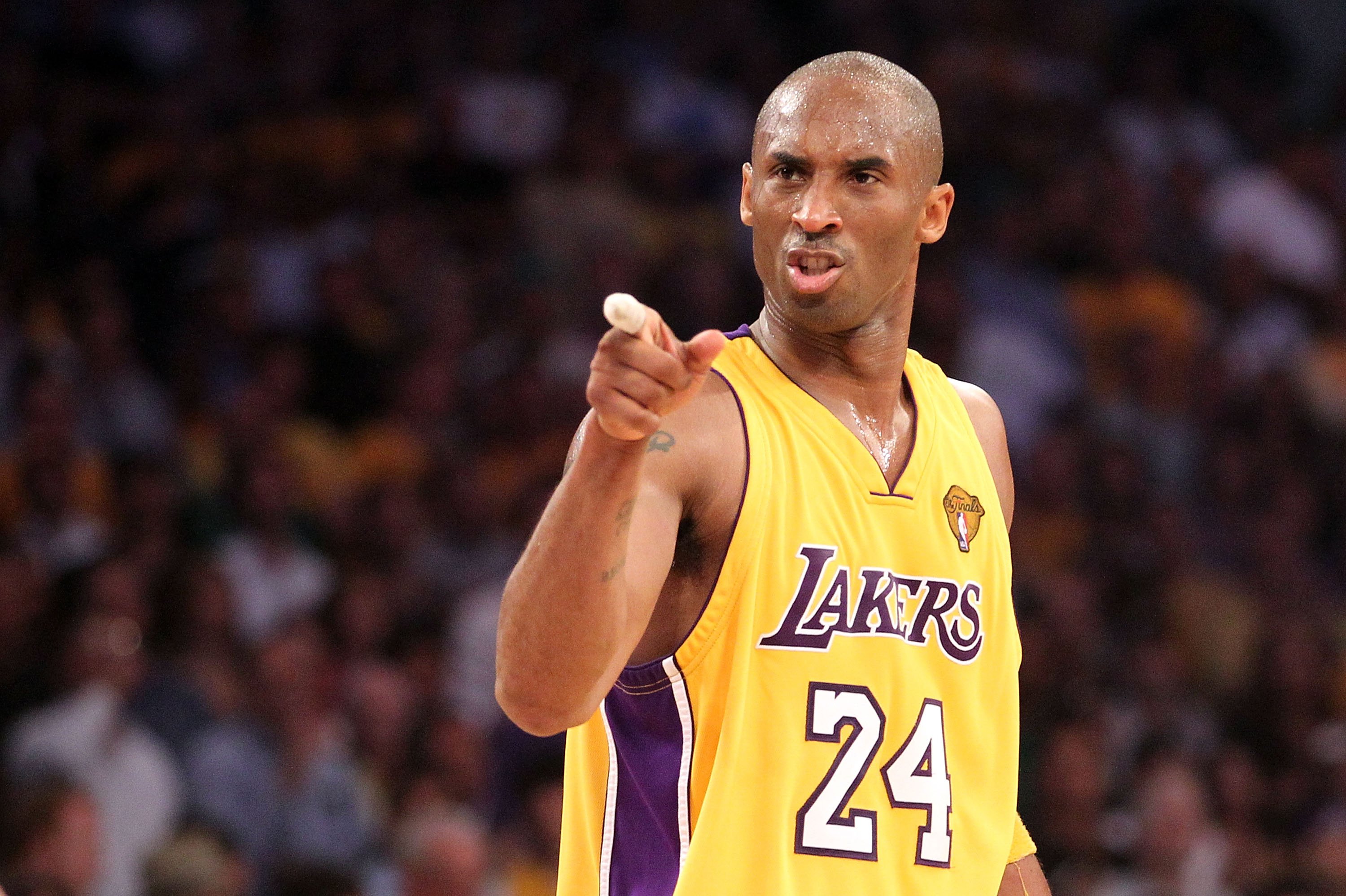 Kobe Bryant points to his teammates during a game