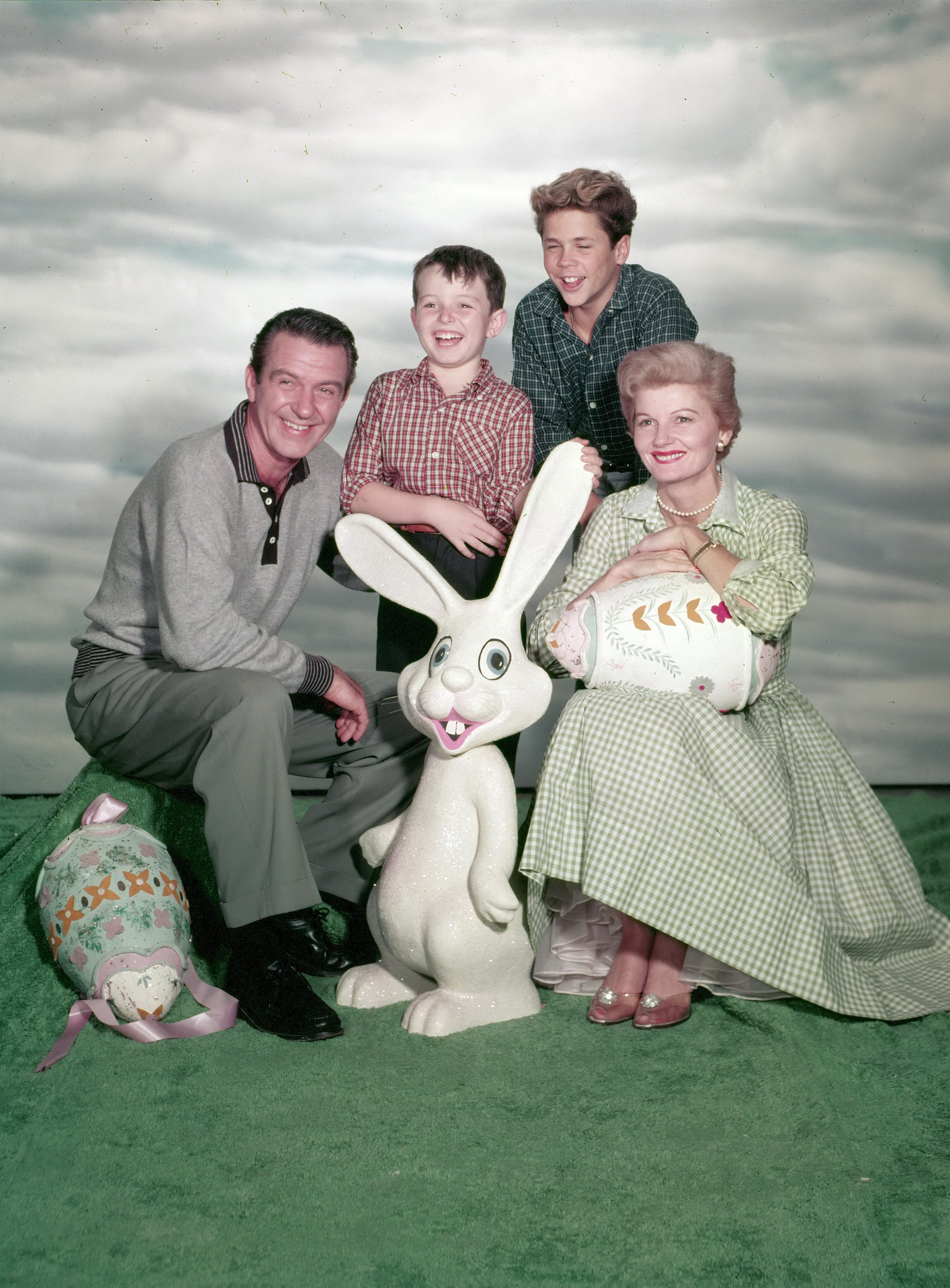 Hugh Beaumont, Jerry Mathers, Tony Dow, and Barbara Billingsley from 'Leave It to Beaver'