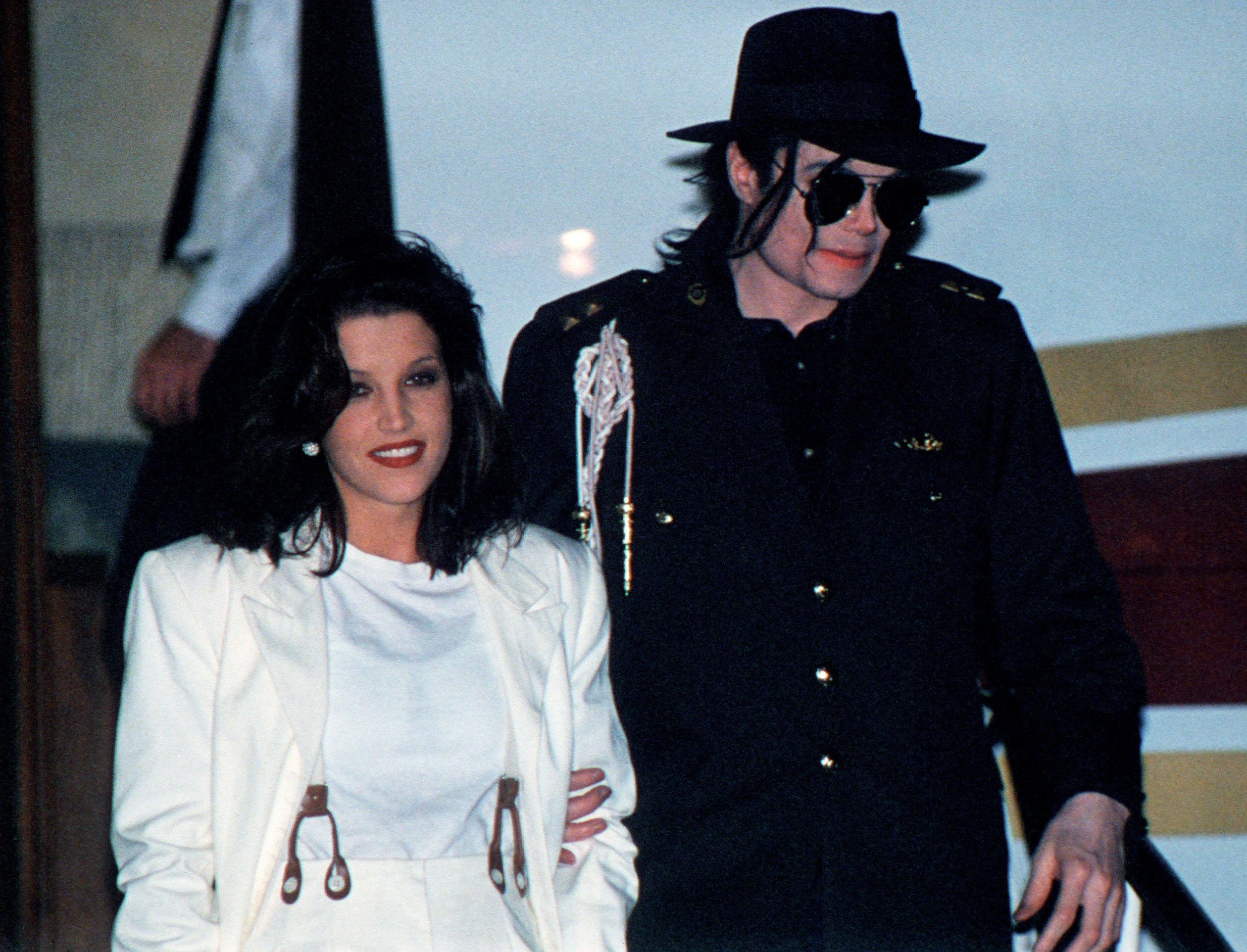 US pop star Michael Jackson and his wife Lisa Marie Presley arrive at Budapest's airport 6 August 1994. Jackson is starting a three day visit to film new video-clip. AFP PHOTO