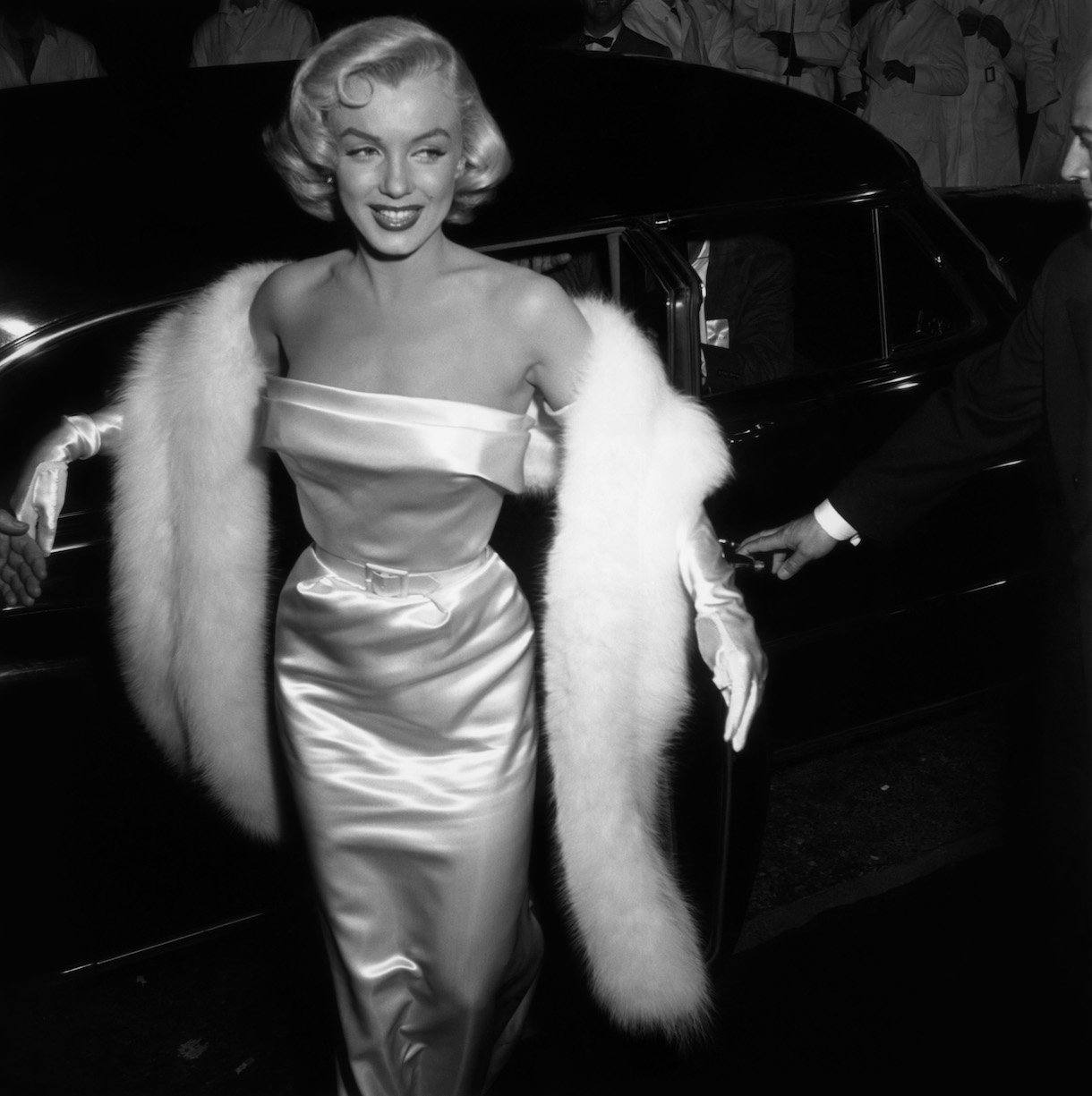 1954: Marilyn Monroe (1926 - 1962) arriving at the premiere of the film 'There's No Business like Show Business'