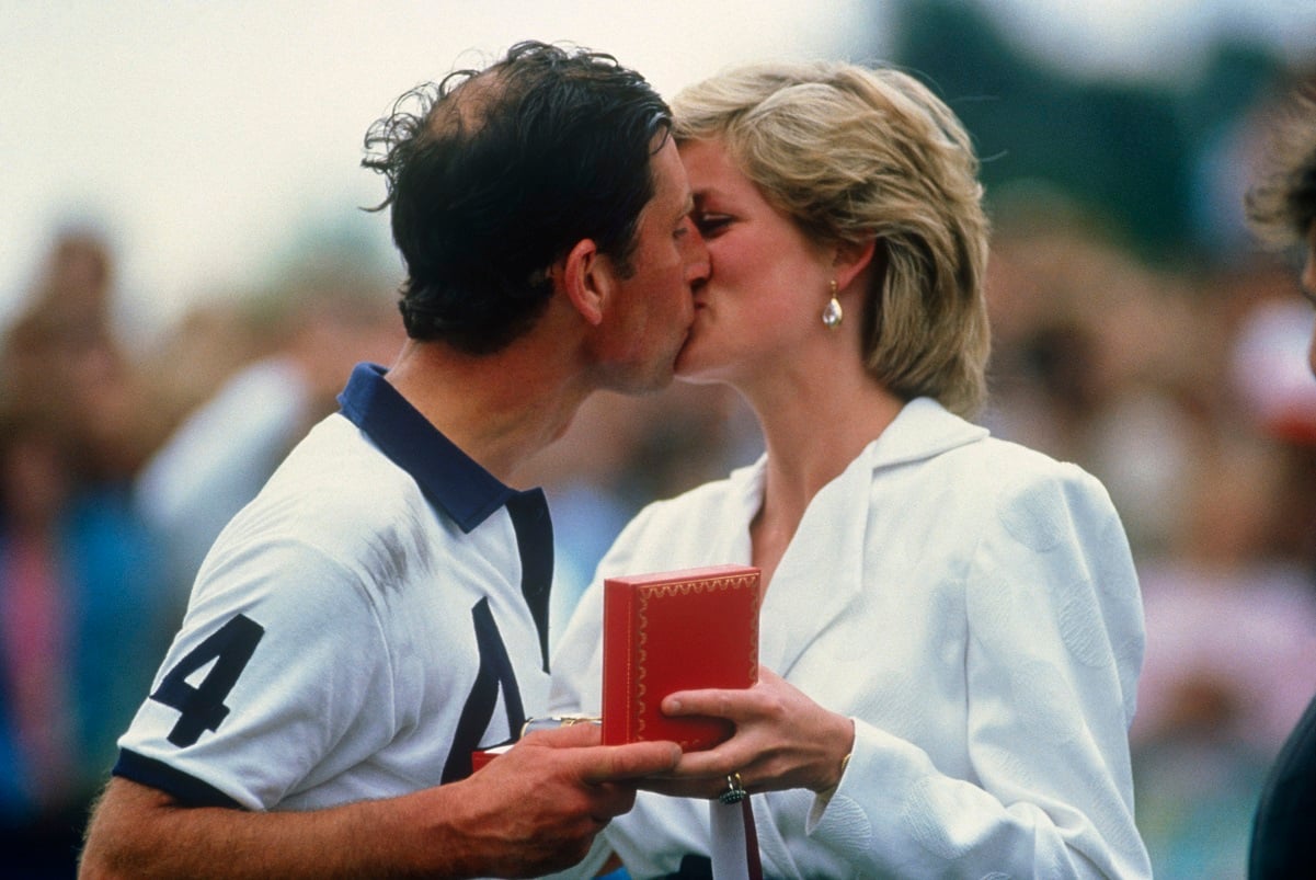 Prince Charles and Princess Diana kissing