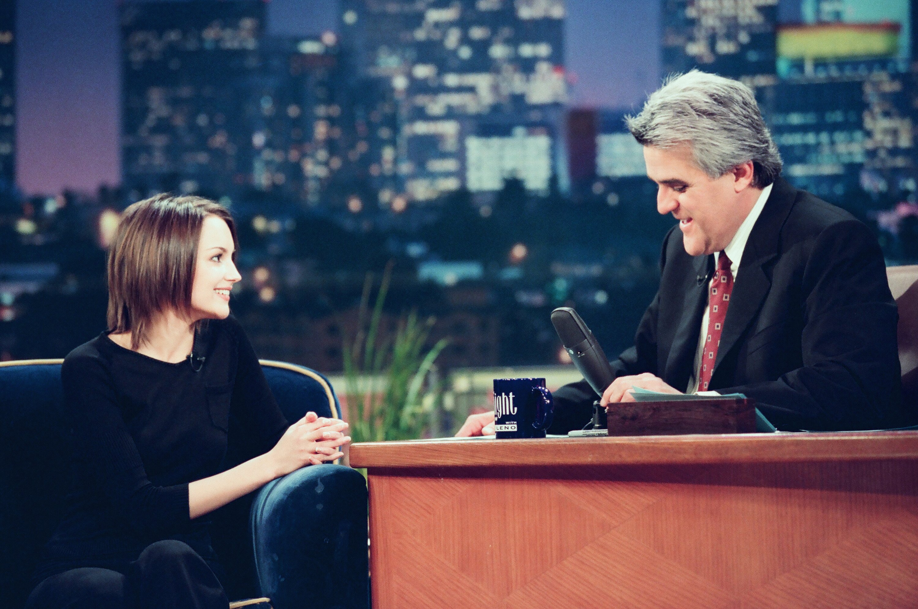 Rachael Leigh Cook joins Jay Leon on 'The Tonight Show with Jay Leno' in 1999
