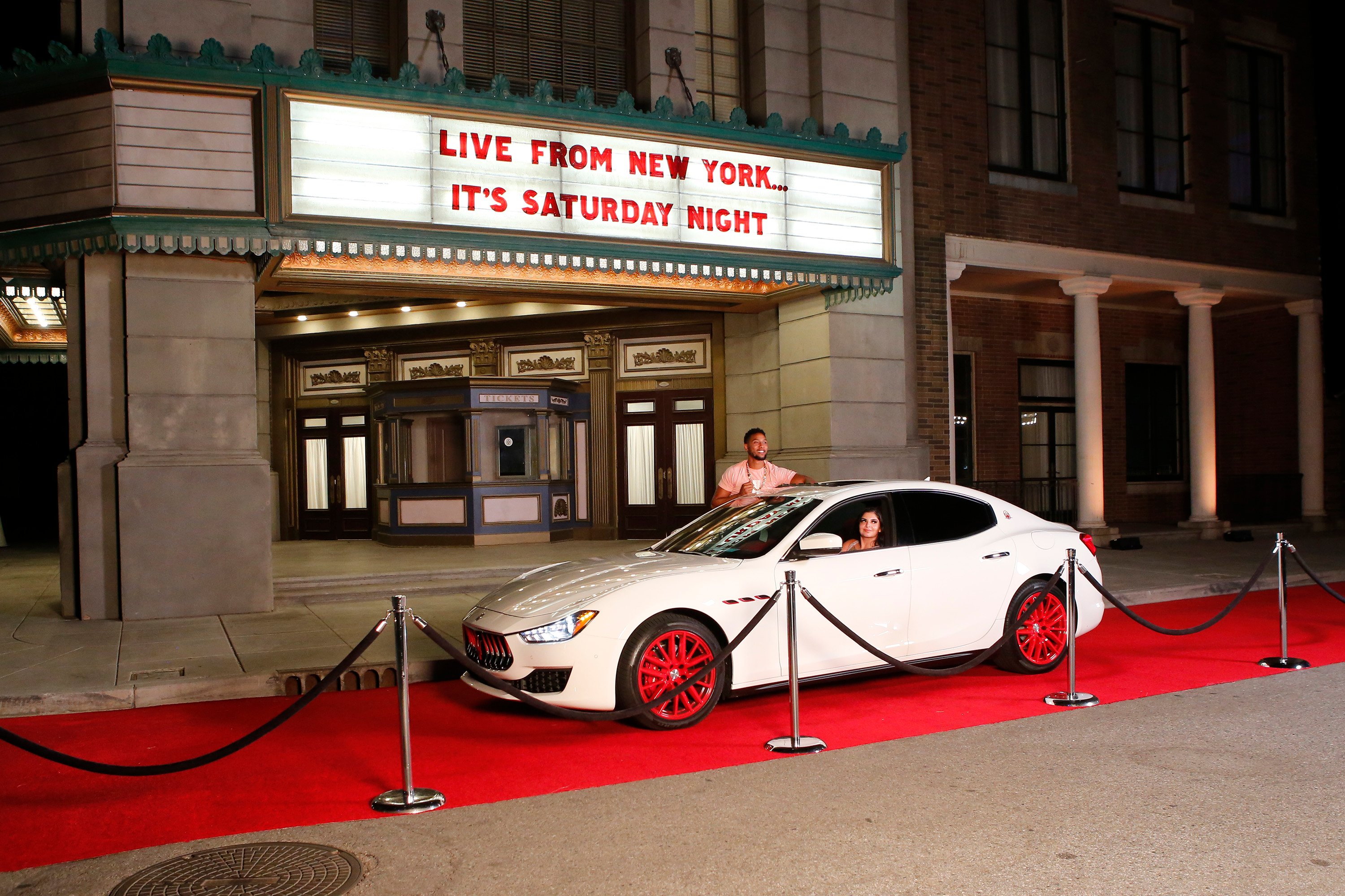 A car pulling up to a taping of 'SNL'