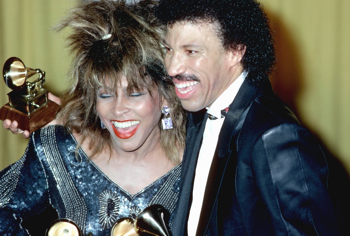 Pop singers Tina Turner and Lionel Richie celebrate their Grammy wins on February 26, 1985 in Los Angeles, California | Michael Ochs Archives/Getty Images