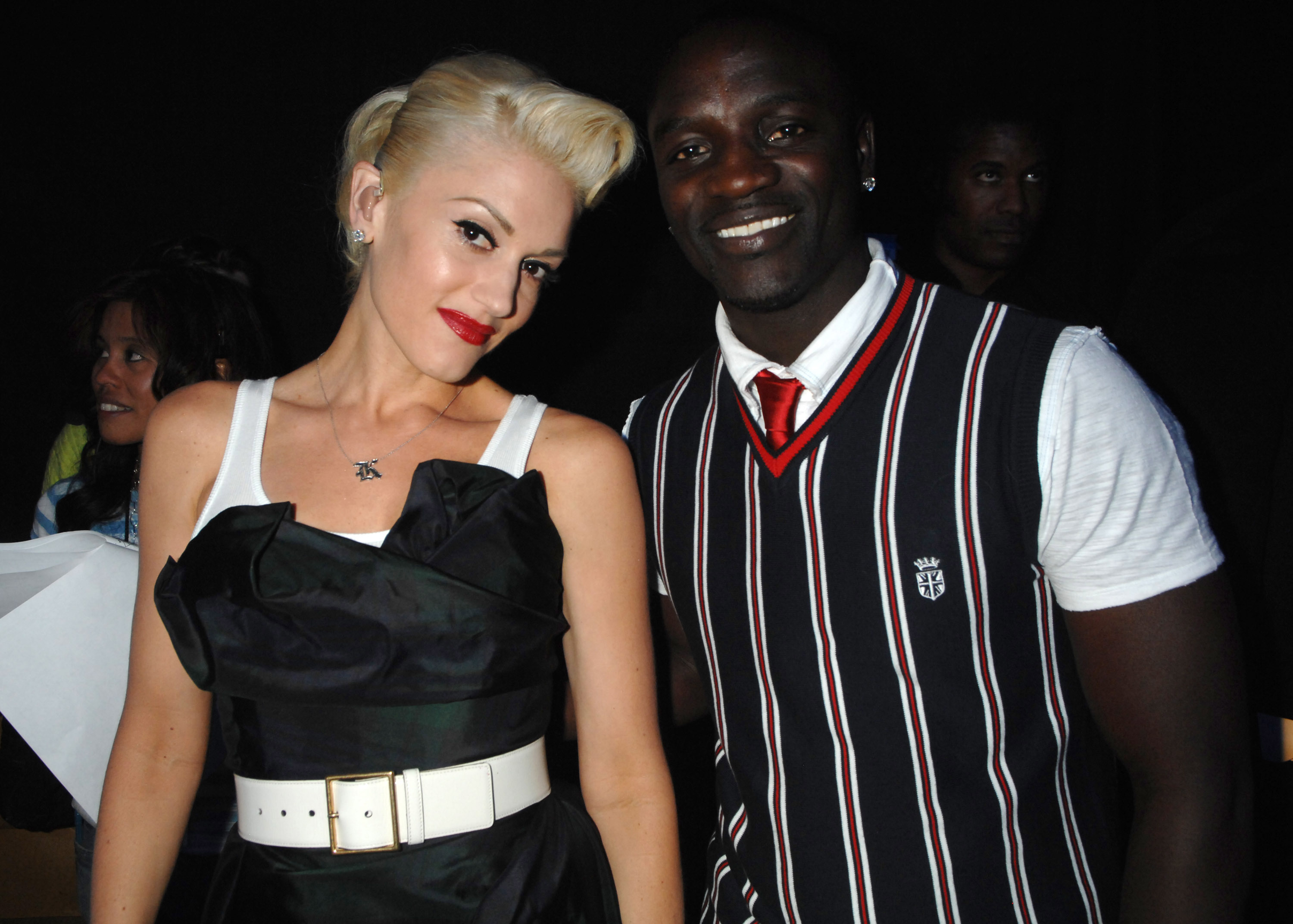 Gwen Stefani and Akon wearing black outfits