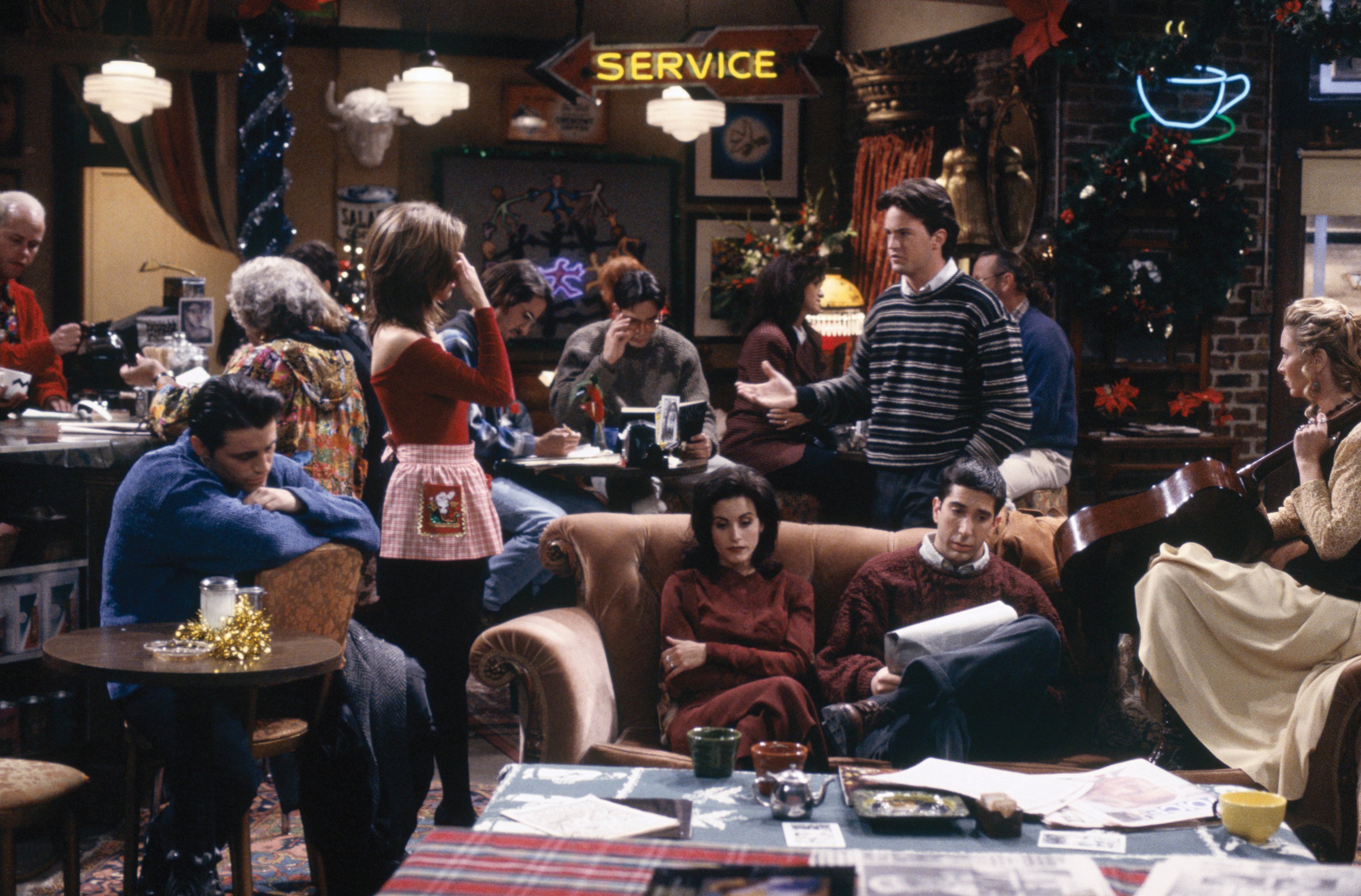 (l-r) Matt LeBlanc as Joey Tribbiani, Jennifer Aniston as Rachel Green, Courteney Cox as Monica Geller, Matthew Perry as Chandler Bing, David Schwimmer as Ross Geller, Lisa Kudrow as Phoebe Buffay in 'Friends'