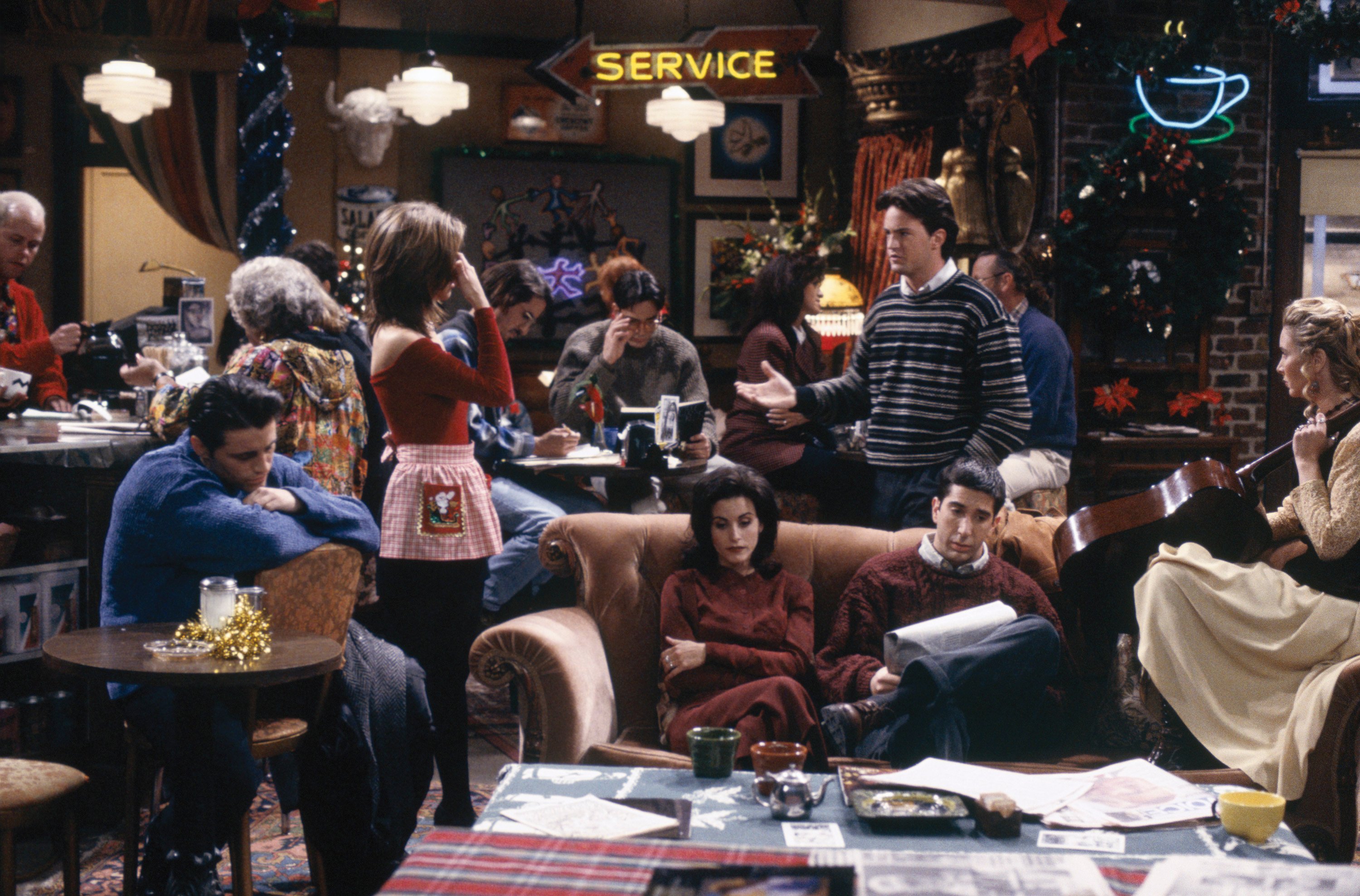 (l-r) Matt LeBlanc as Joey Tribbiani, Jennifer Aniston as Rachel Green, Courteney Cox as Monica Geller, Matthew Perry as Chandler Bing, David Schwimmer as Ross Geller, Lisa Kudrow as Phoebe Buffay in 'Friends' 