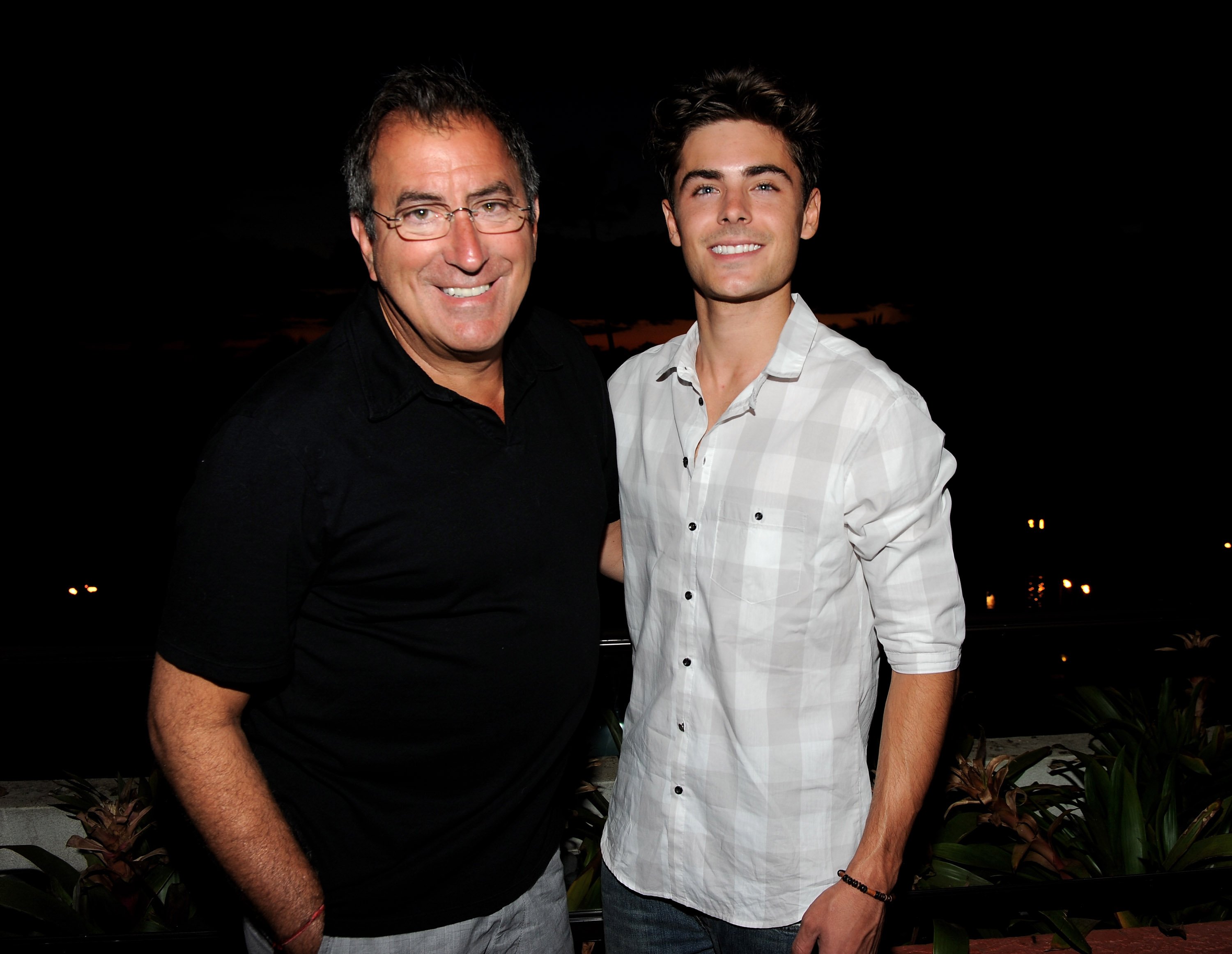 Kenny Ortega (L) and Zac Efron attend the 2010 Maui Film Festival VIP Party on June 17, 2010 in Wailea, Hawaii.