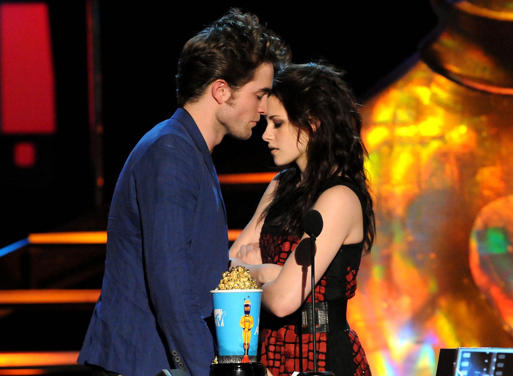 Robert Pattinson and Kristen Stewart onstage during the 2009 MTV Movie Awards on May 31, 2009.